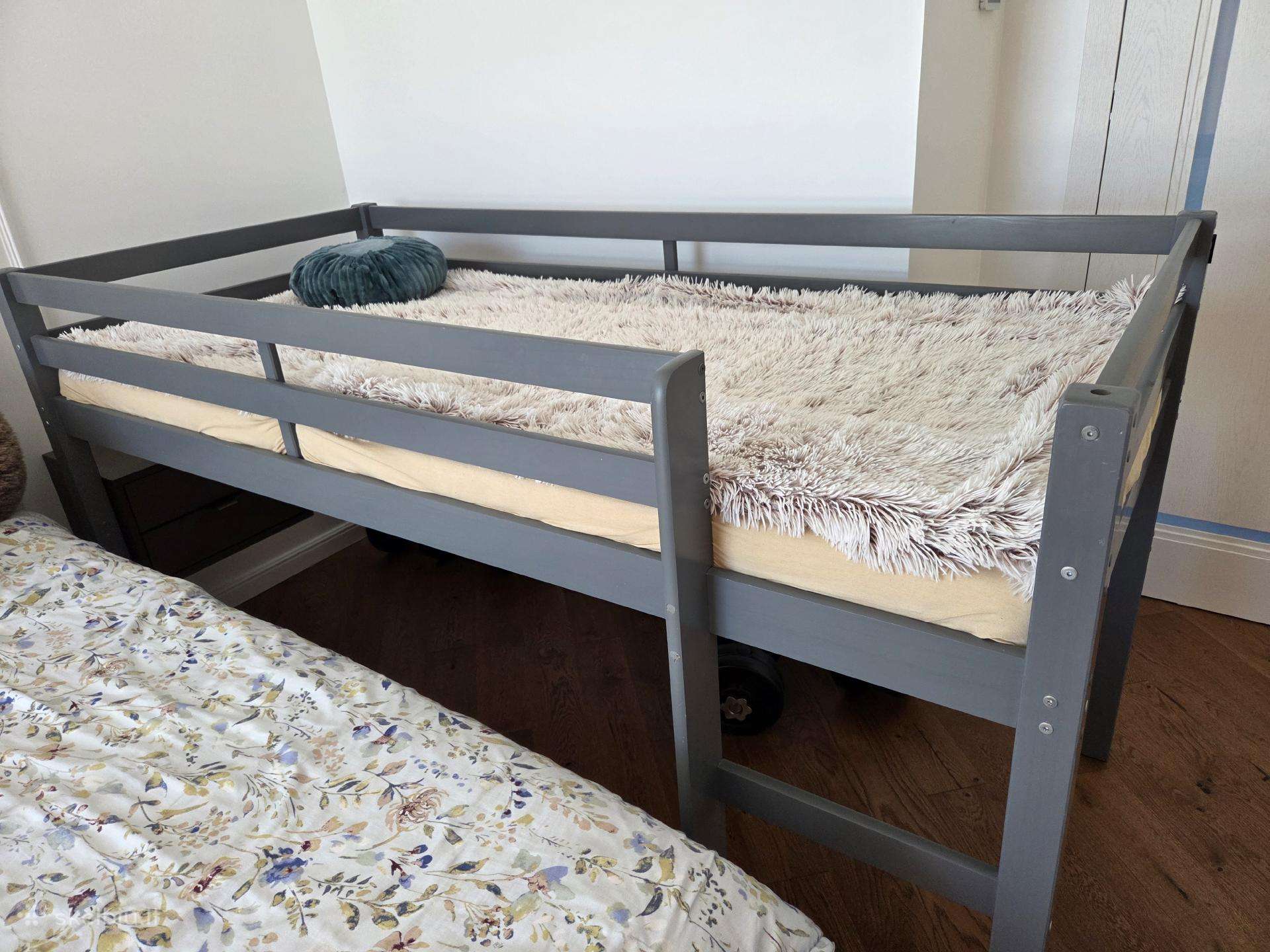 Vaikiška lova su čiužiniu