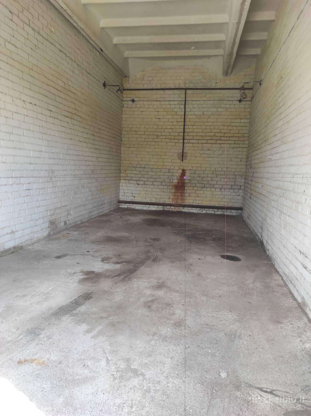 Išnuomojami 34 kv. m ploto garažai.75 € už vnt