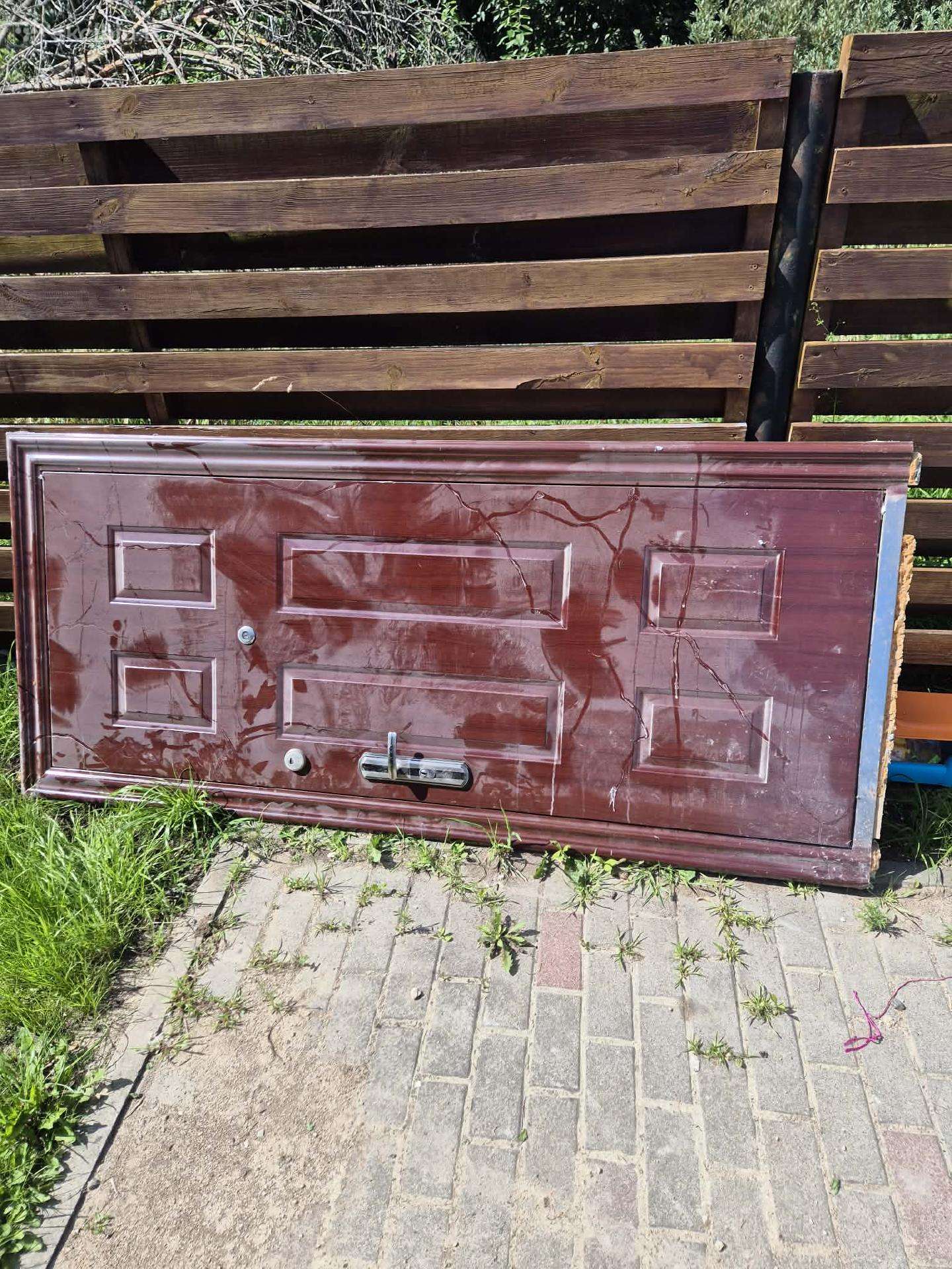 Parduodamos geležinės lauko durys