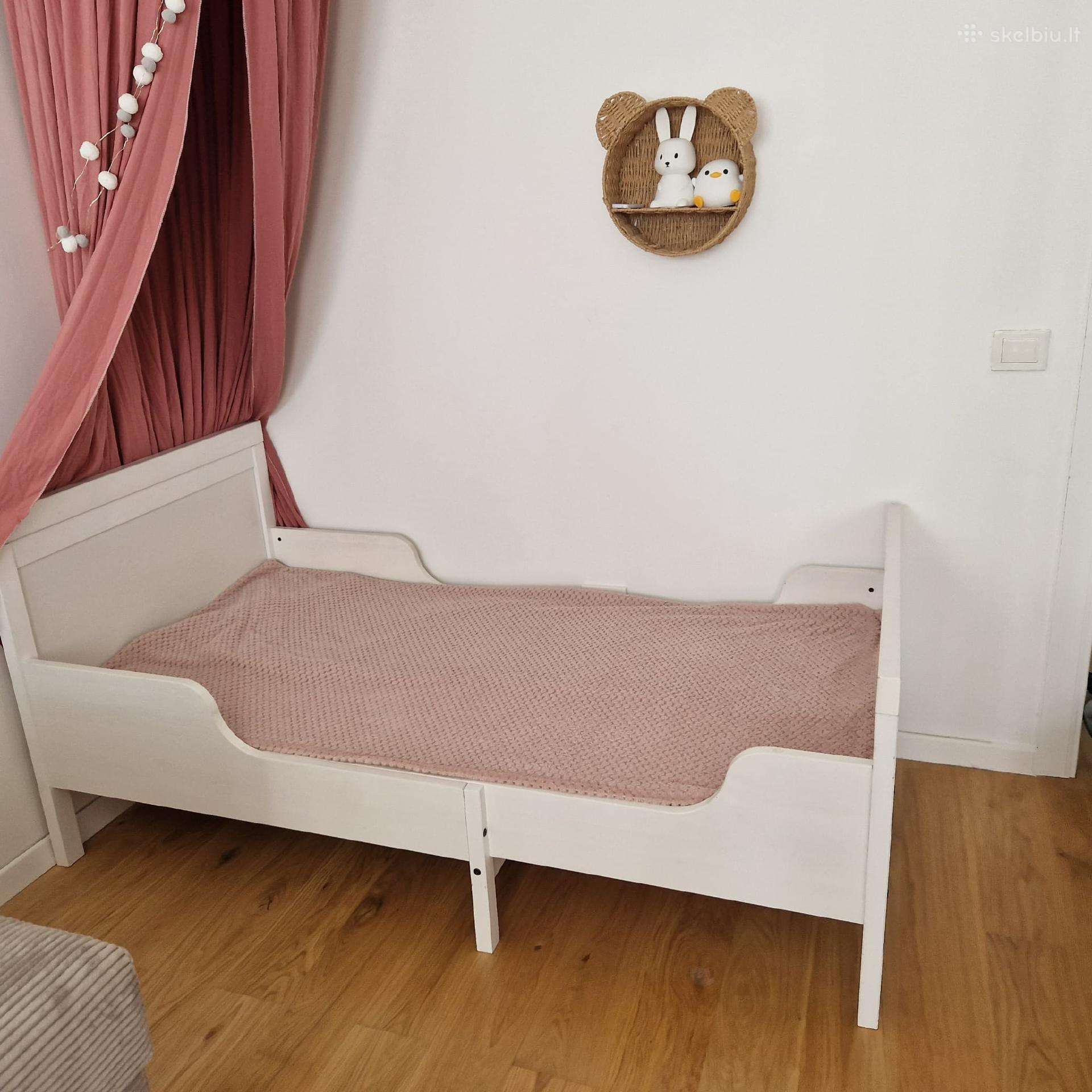 Medinė lova (prasiilginanti) su čiužiniu (2 vnt.)