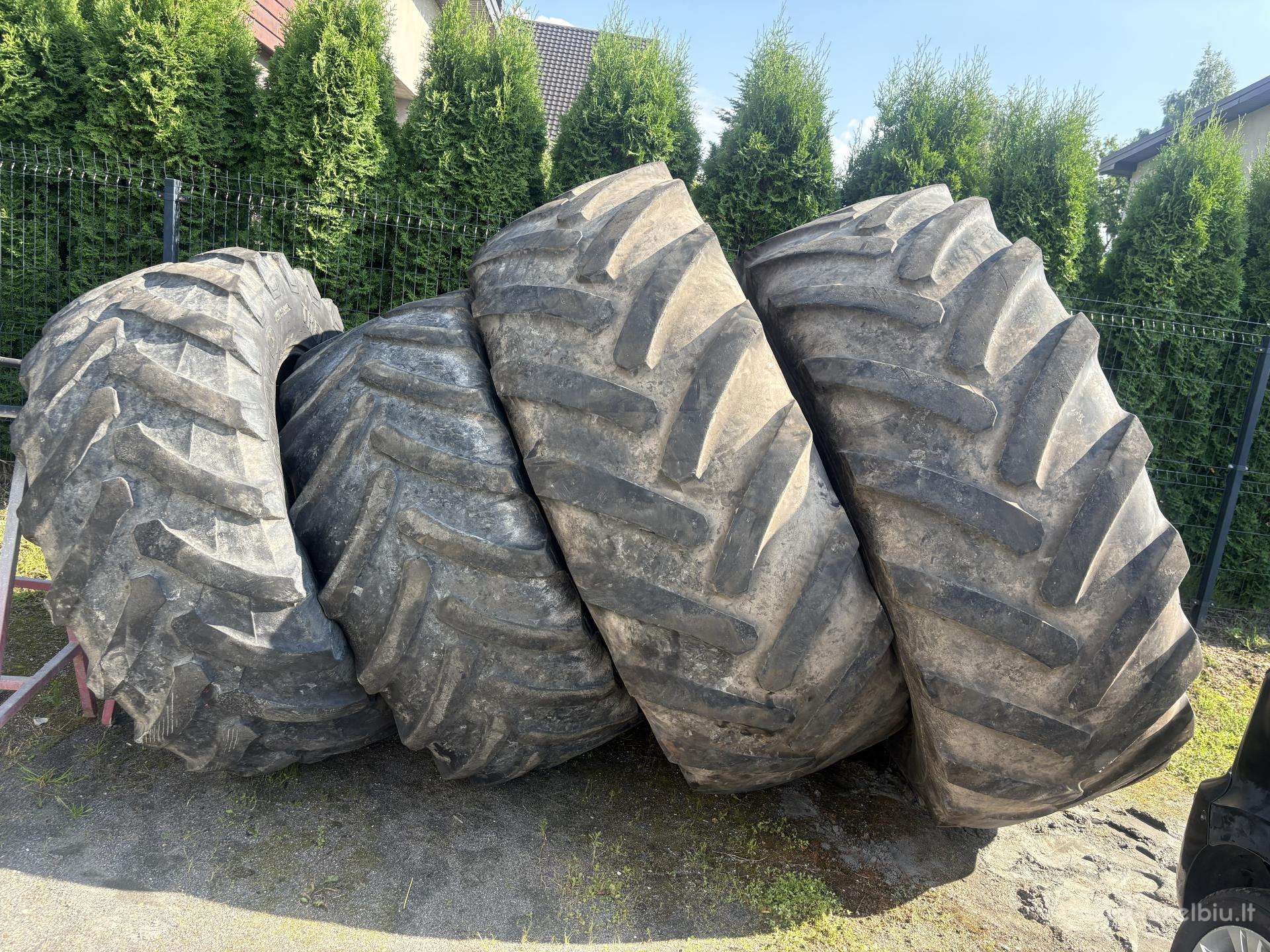 Traktoriaus padangų komplektas R42 ir R34
