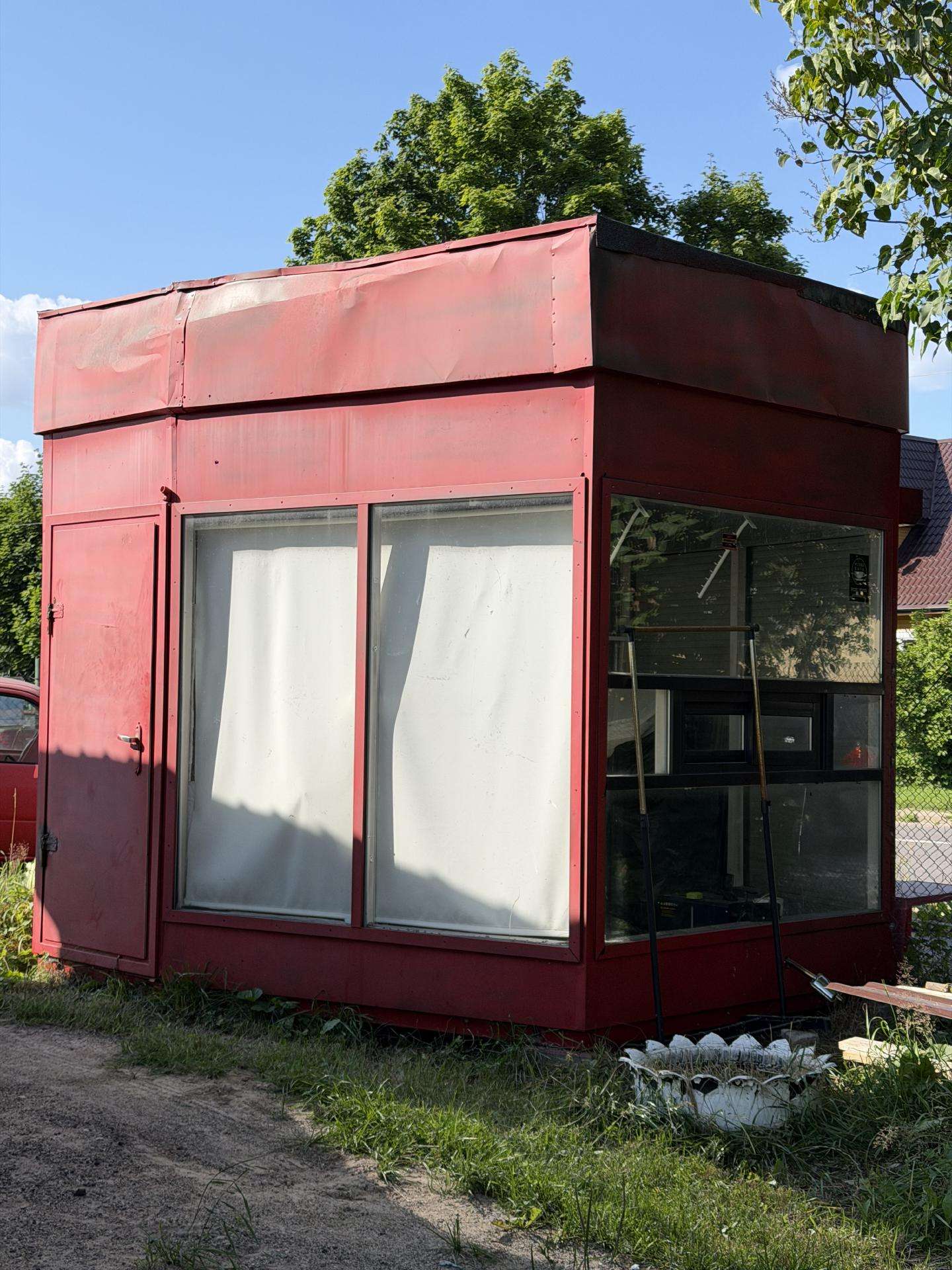 Parduodamas metalinis kioskas.plotas – 9–10 m².