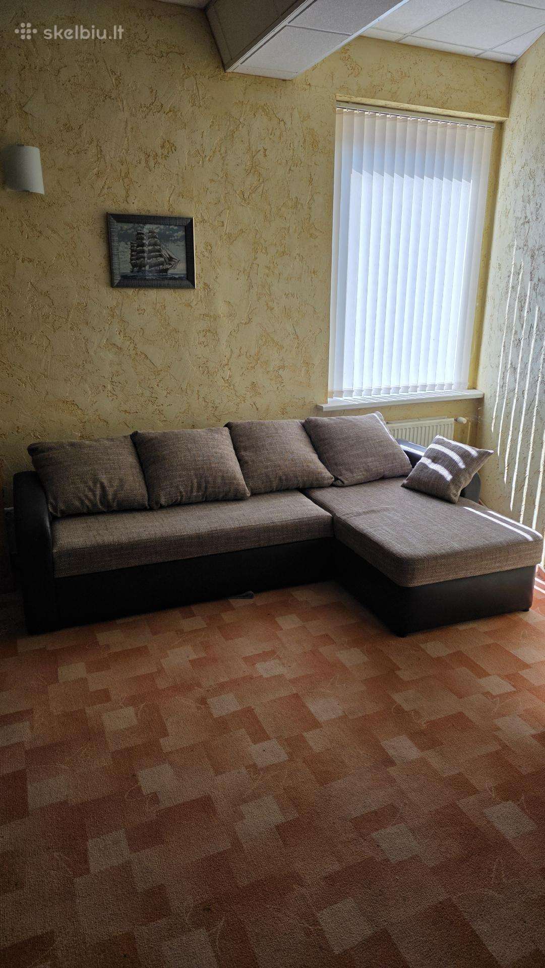 Miegamas kampas su dėže