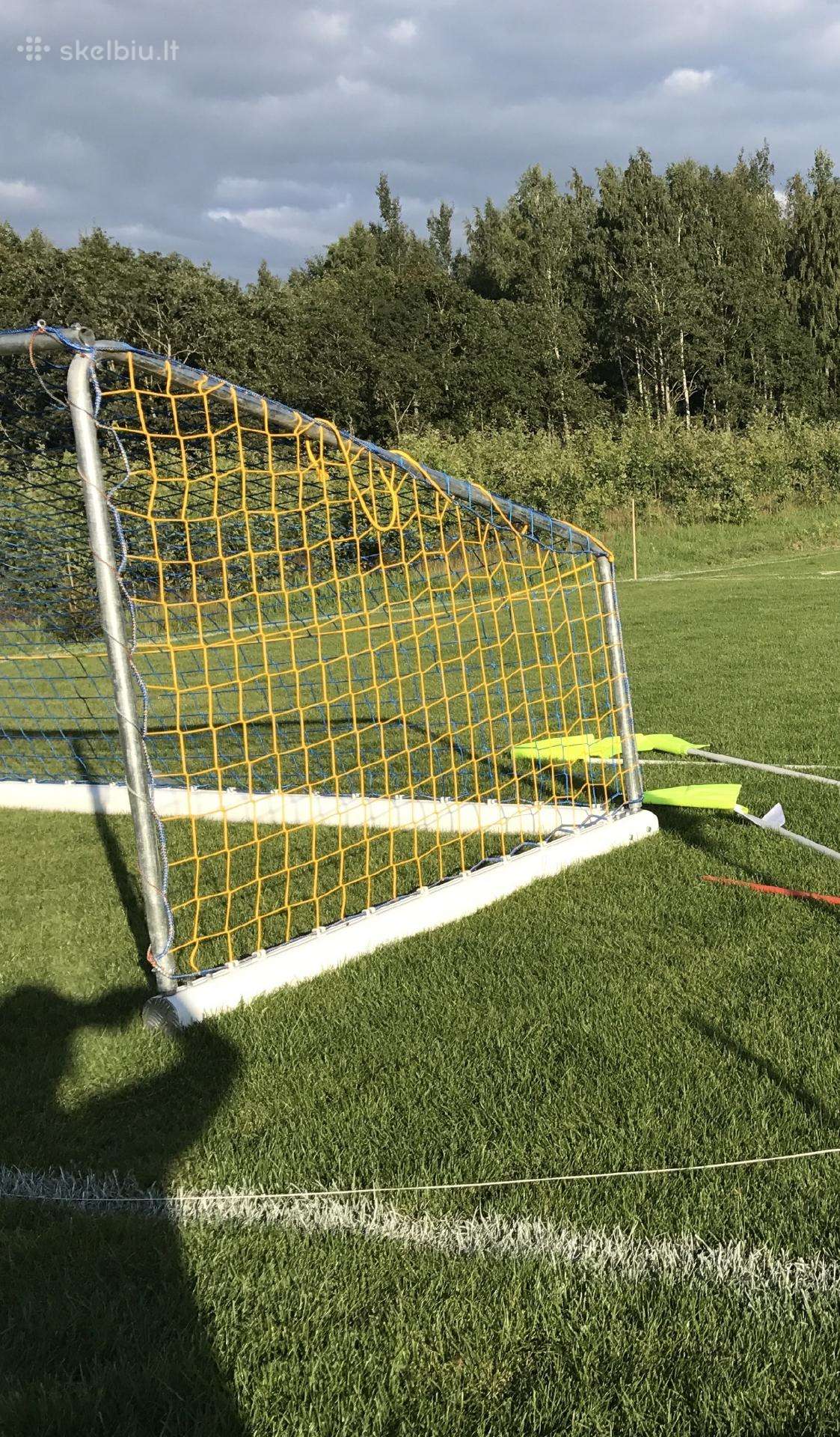 2 pilno dydžio futbolo vartai su tinklais