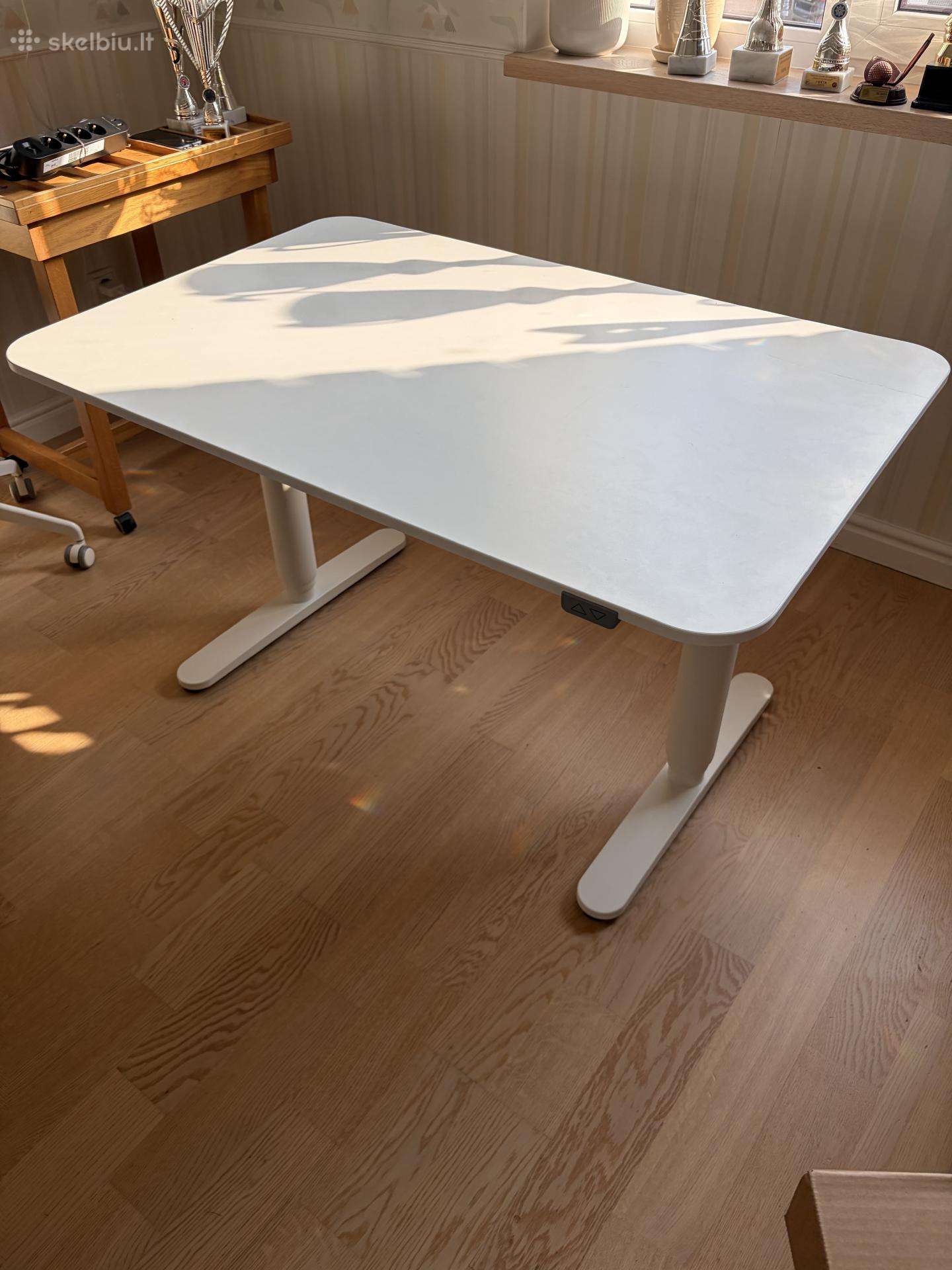 Elektrinis reguliuojamo aukščio stalas Ikea Bekan