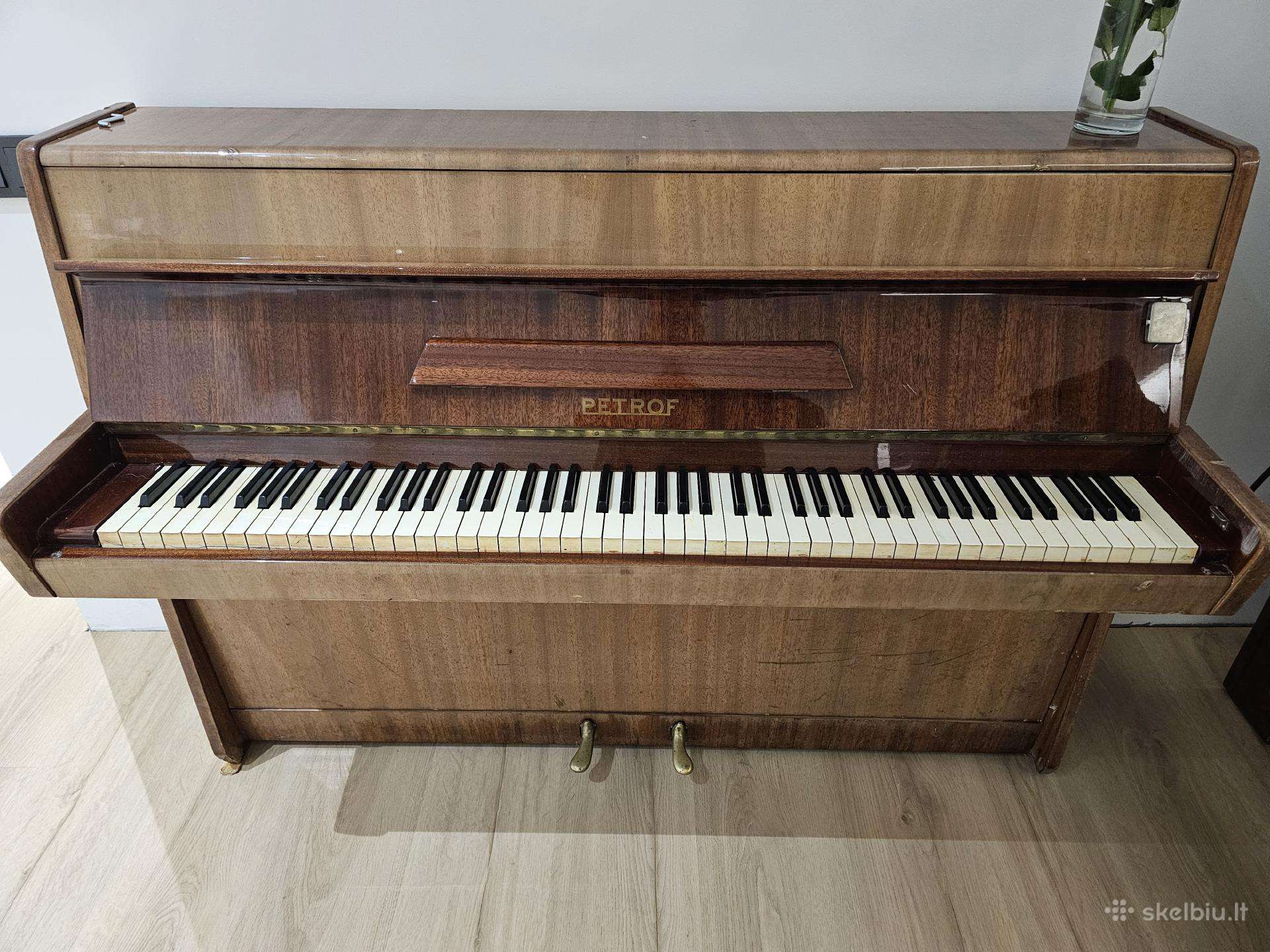 Pianinas Petrof