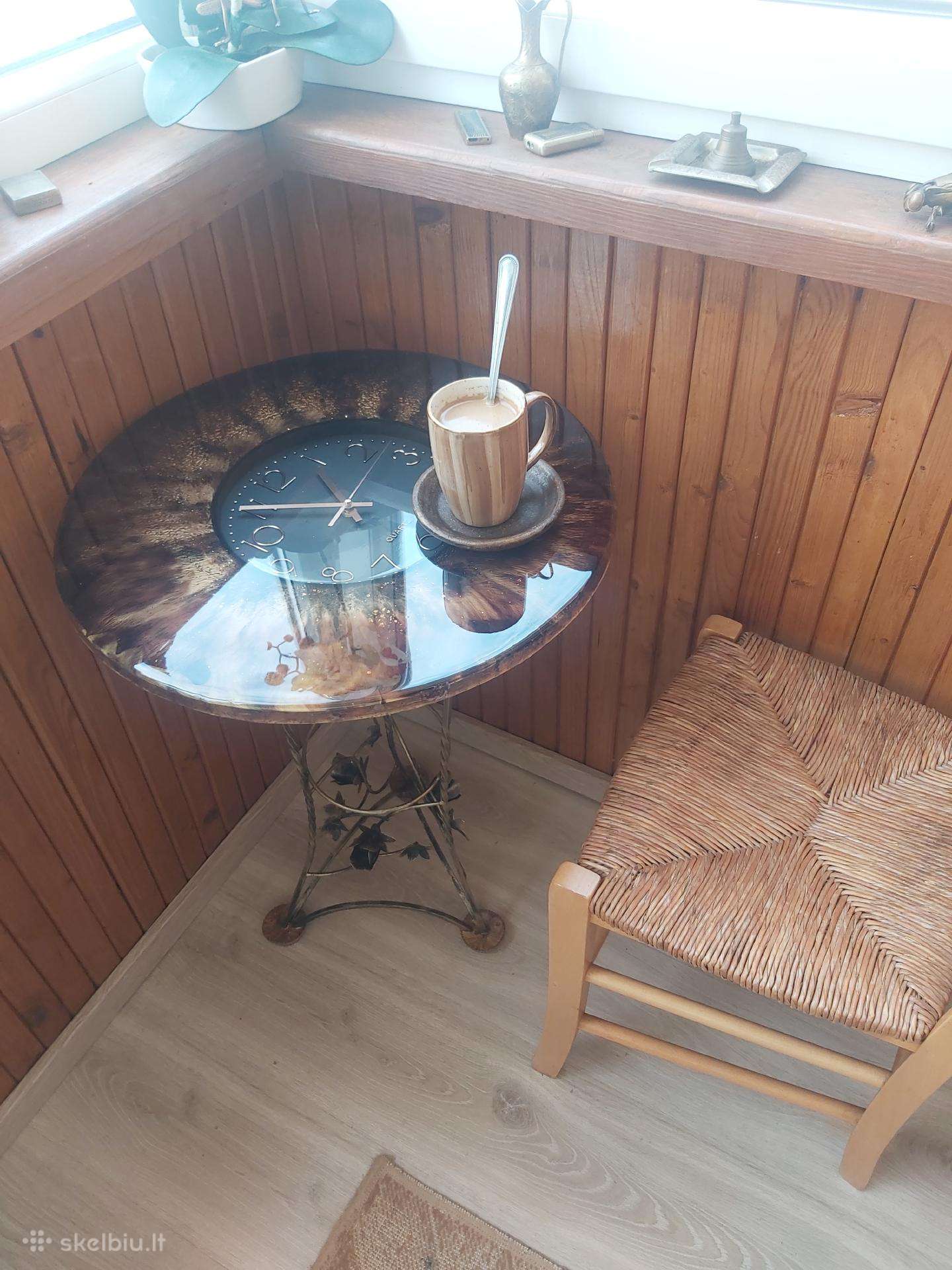 Kavos staliukas-laikrodis balkonui, terasai.