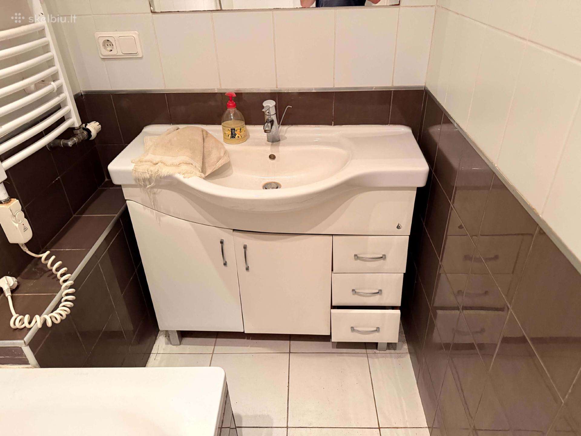 Kriauklė su spintele ir vonia