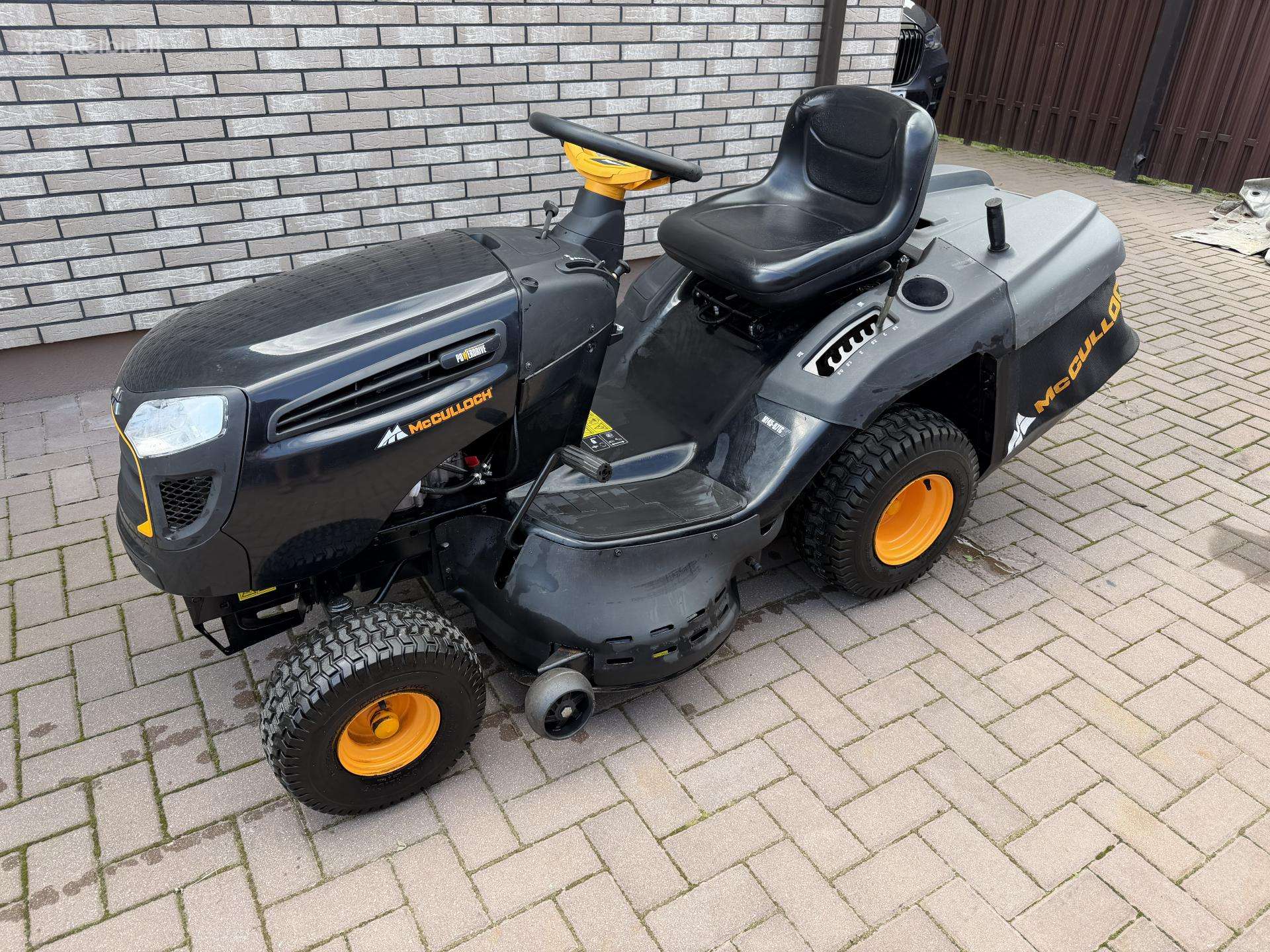 Sodo traktoriukas su žolės surinkimu