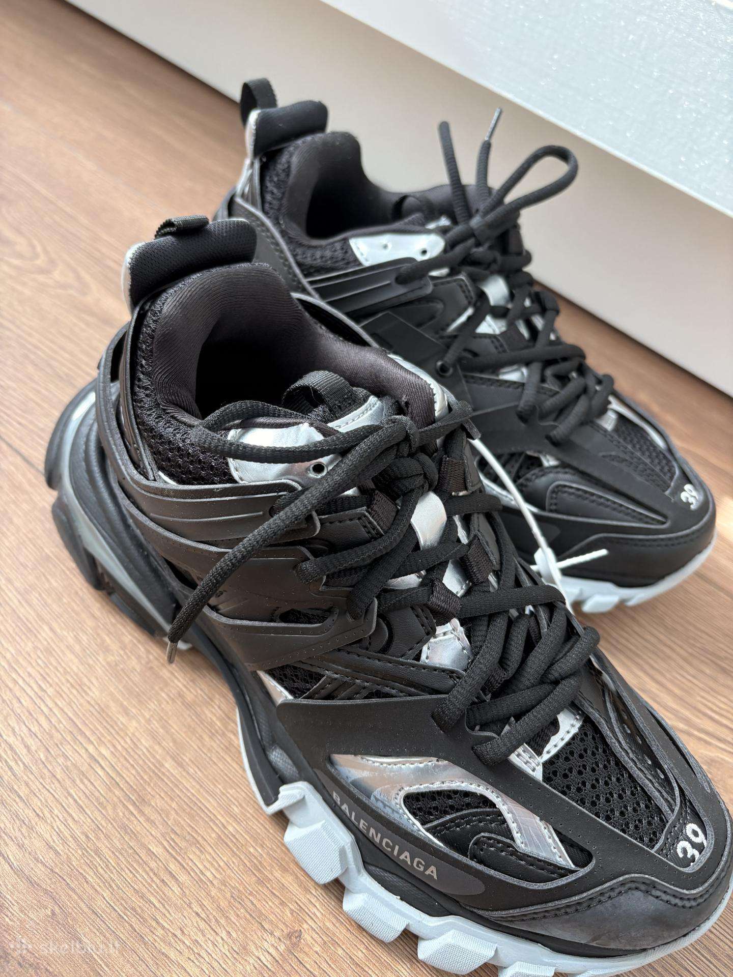 Balenciaga kedai