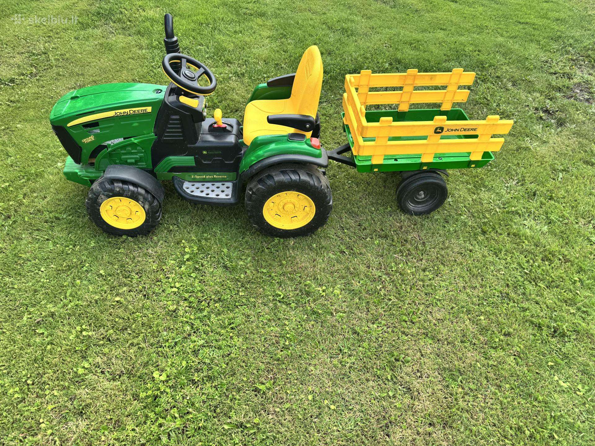 John Deere vaikiškas traktoriukas su priekaba.