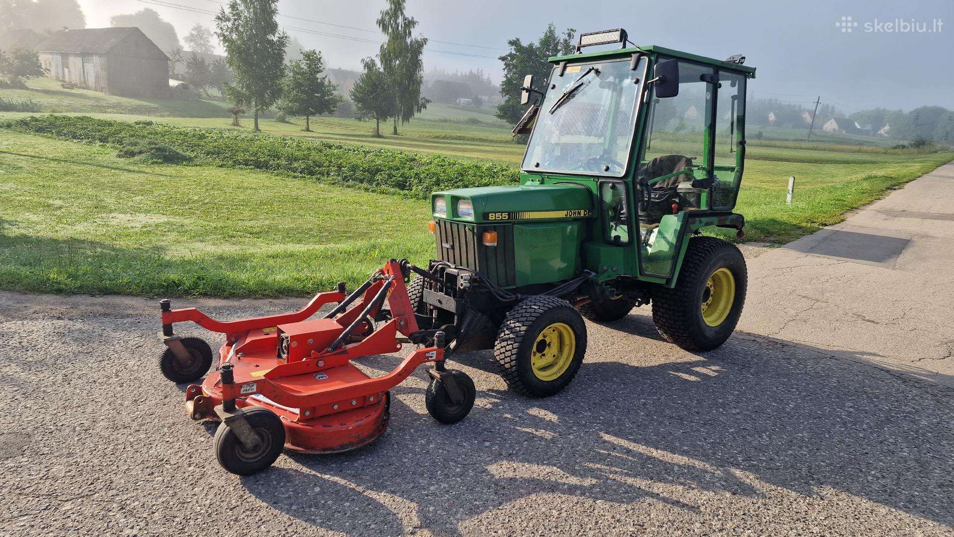 John Deere 855 traktorius 4wd su pjaunamaja deka