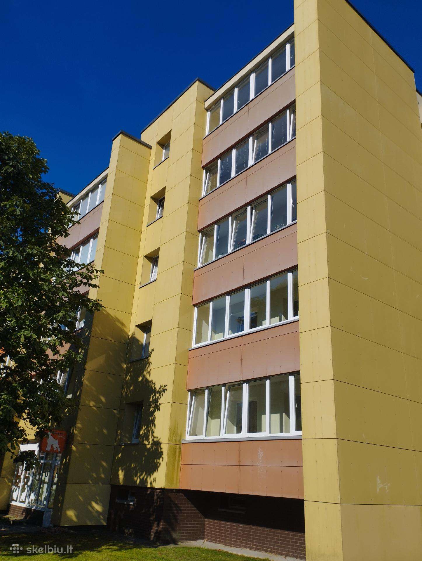 Parduodamas 1 kambario butas senamiestyje.