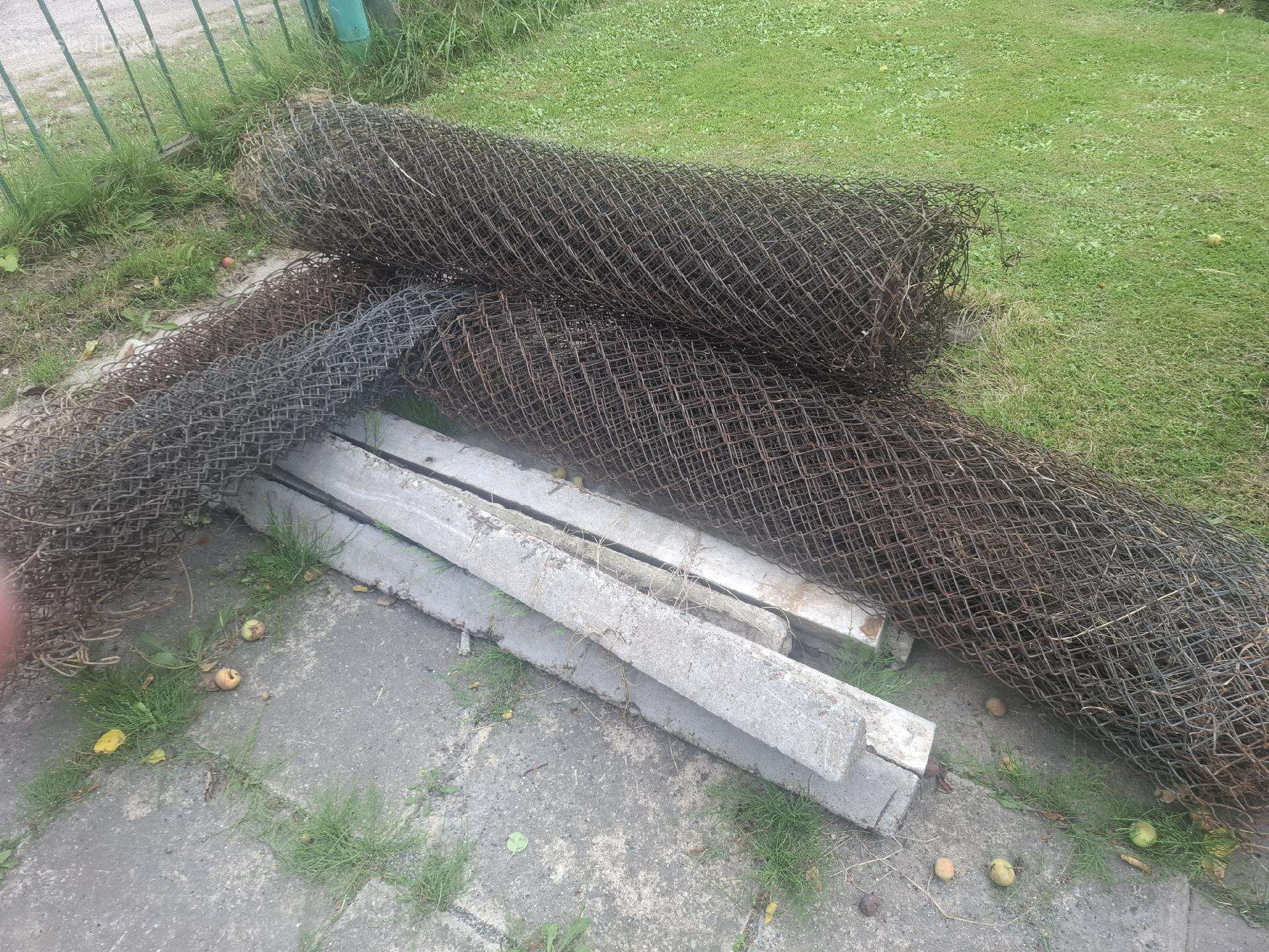 Dovanoju 13 betoninių stulpelių su tinkline tvora