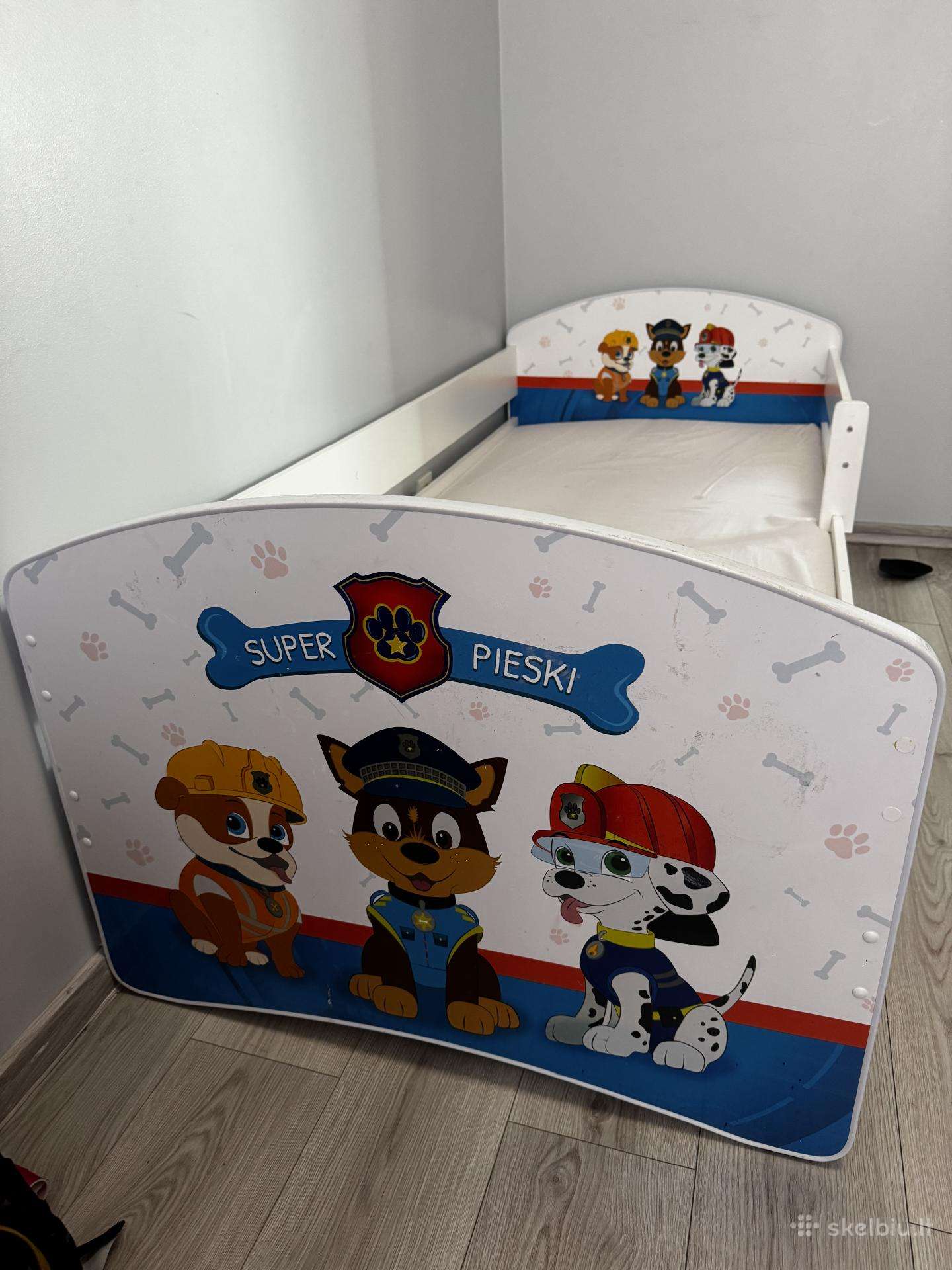 Vaikiška lova su šunyčiais patruliais