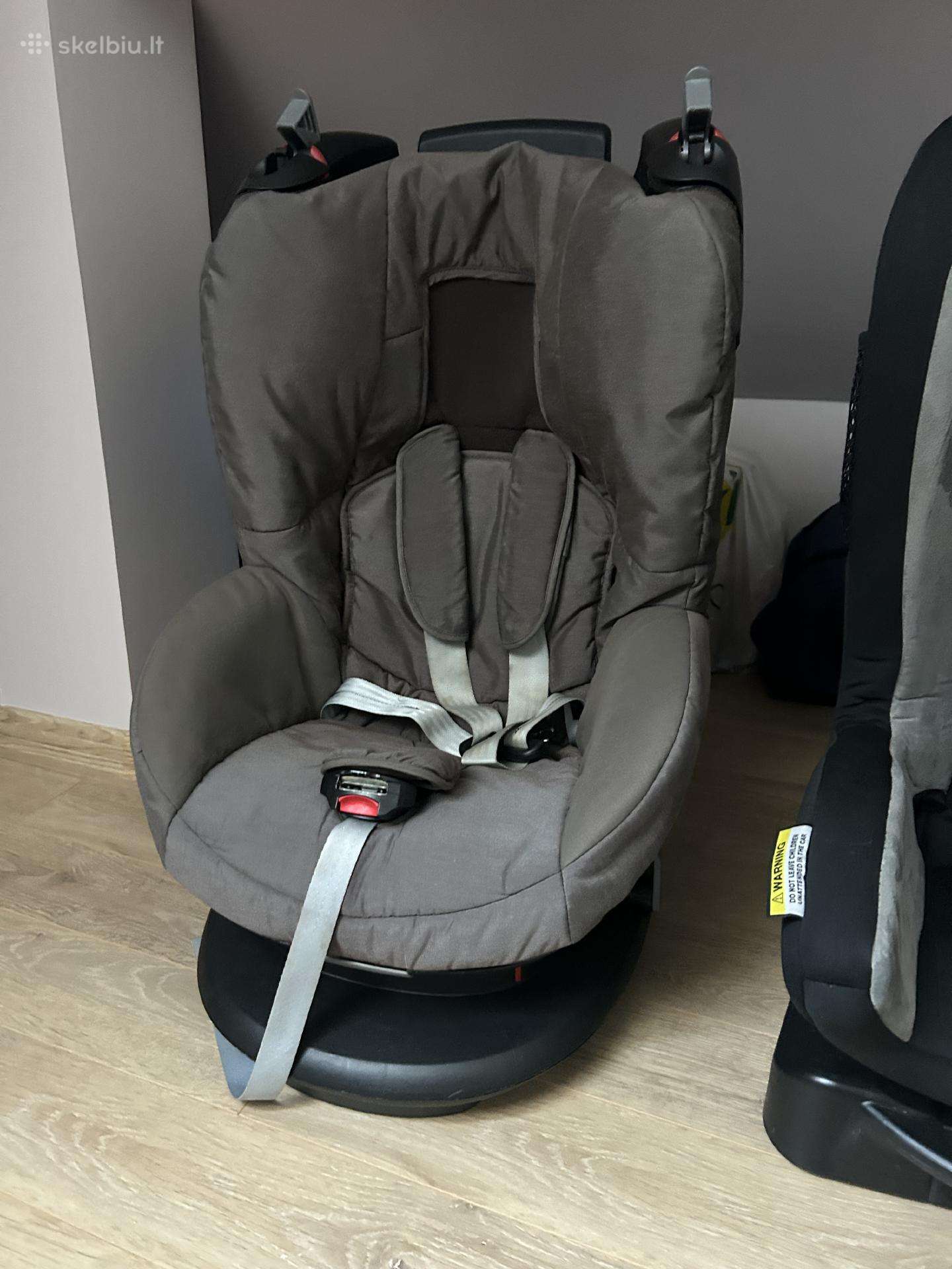Dovanoju 2 automobilines kėdutes mažiems vaikams.