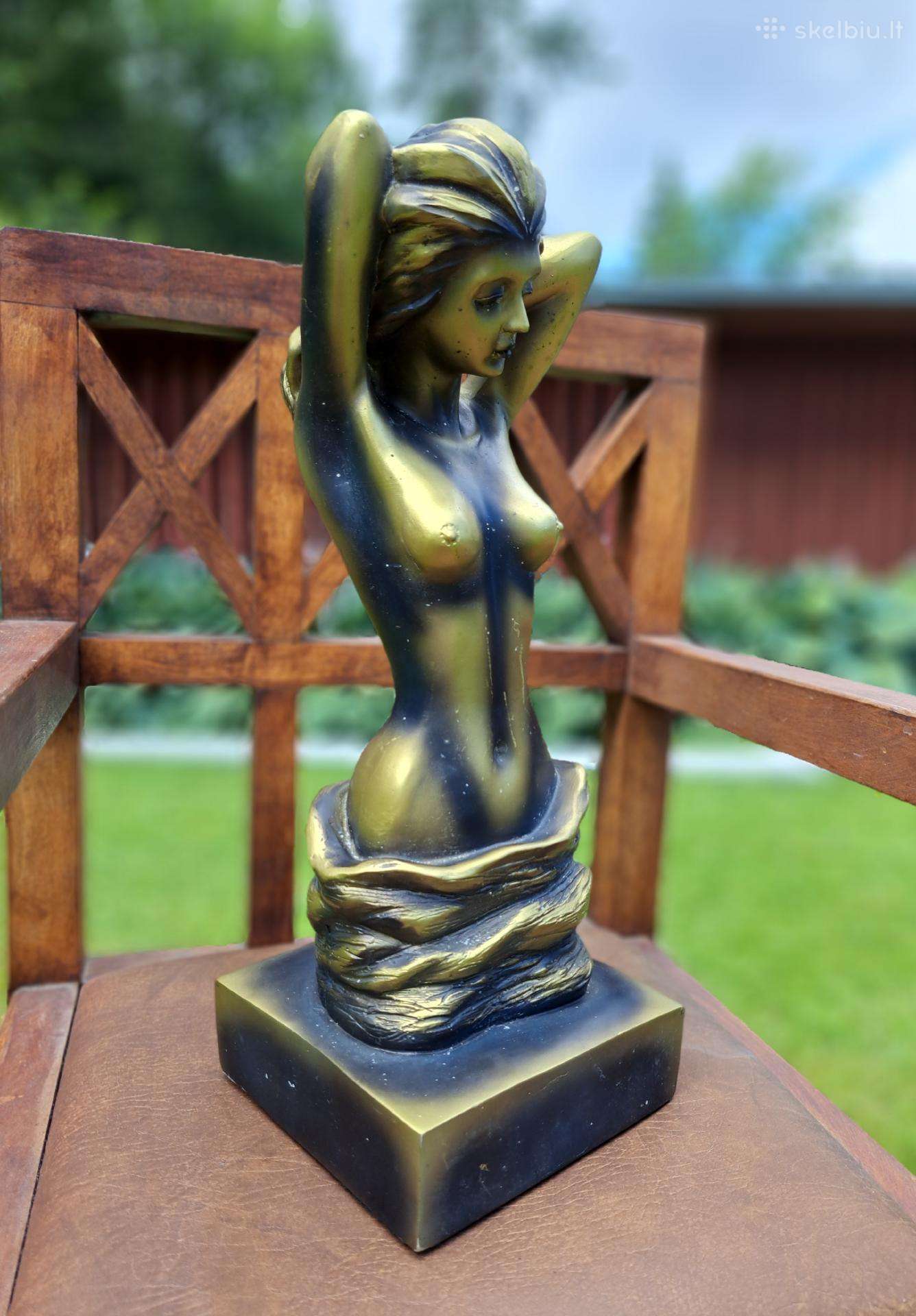 Didelė moters akto skulptūra (39 cm).