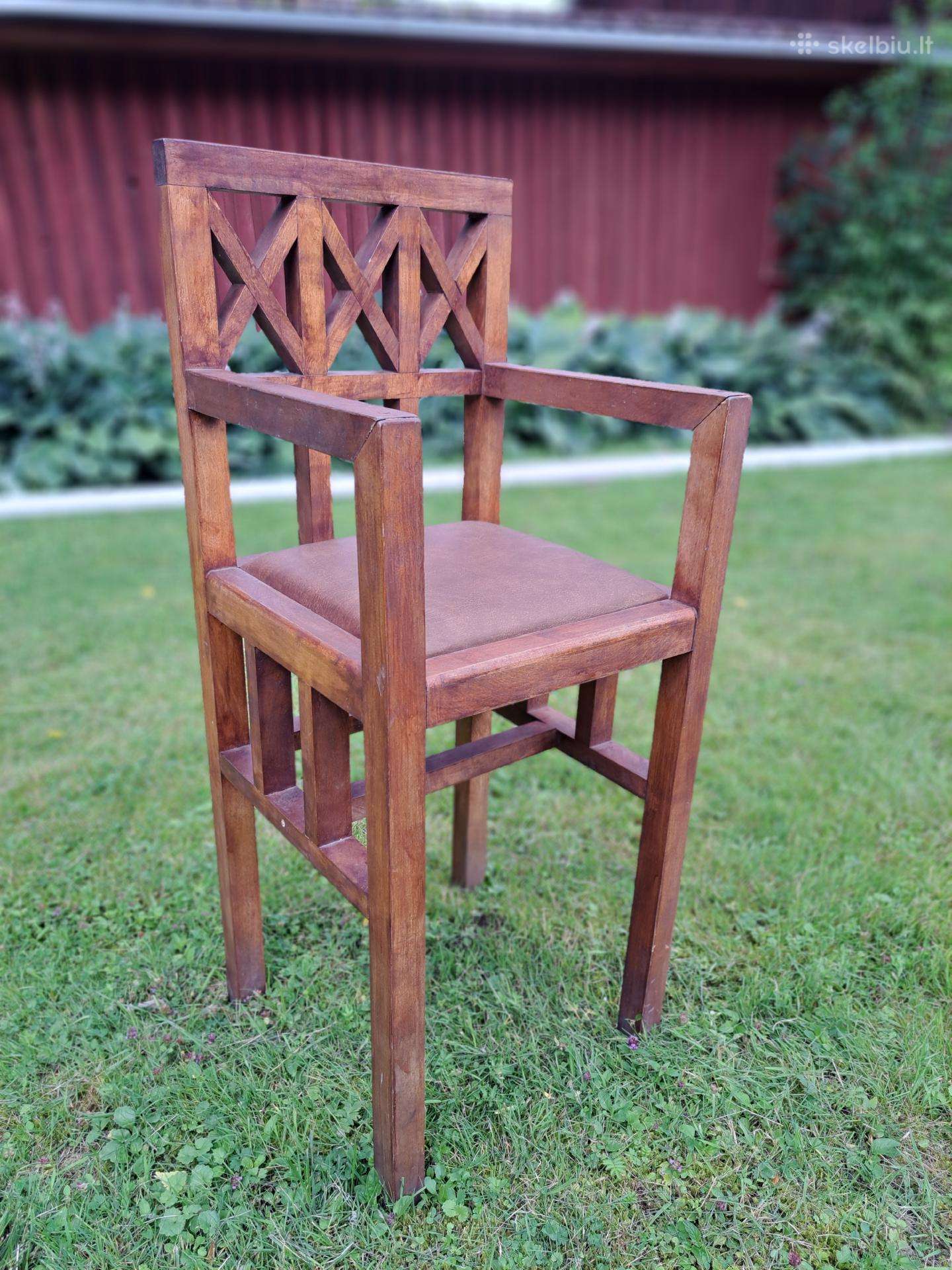 Žavingas retro krėslas sodybai.