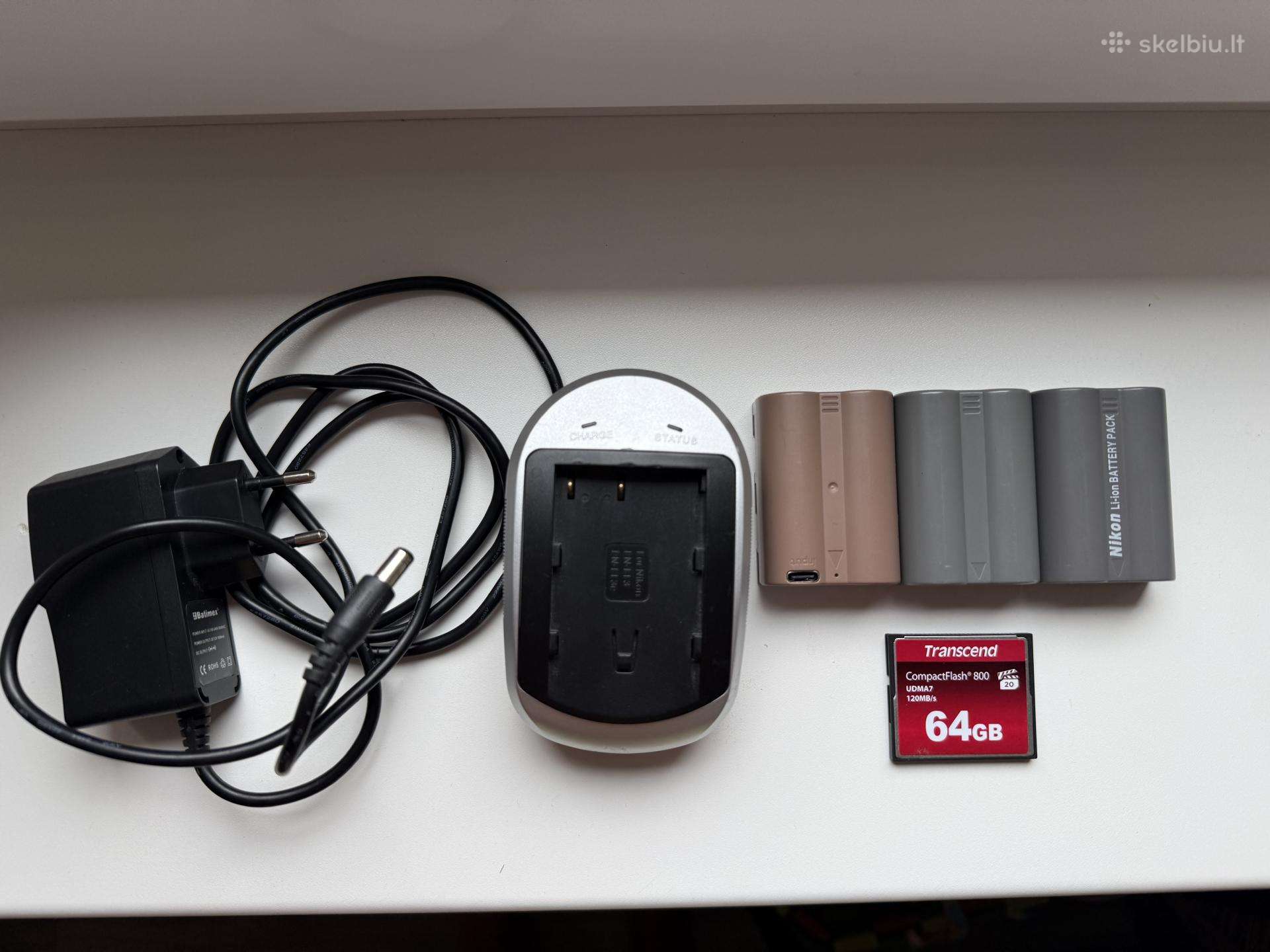 Nikon priedai: 64gb CF kort, 3 baterijos ir krovik