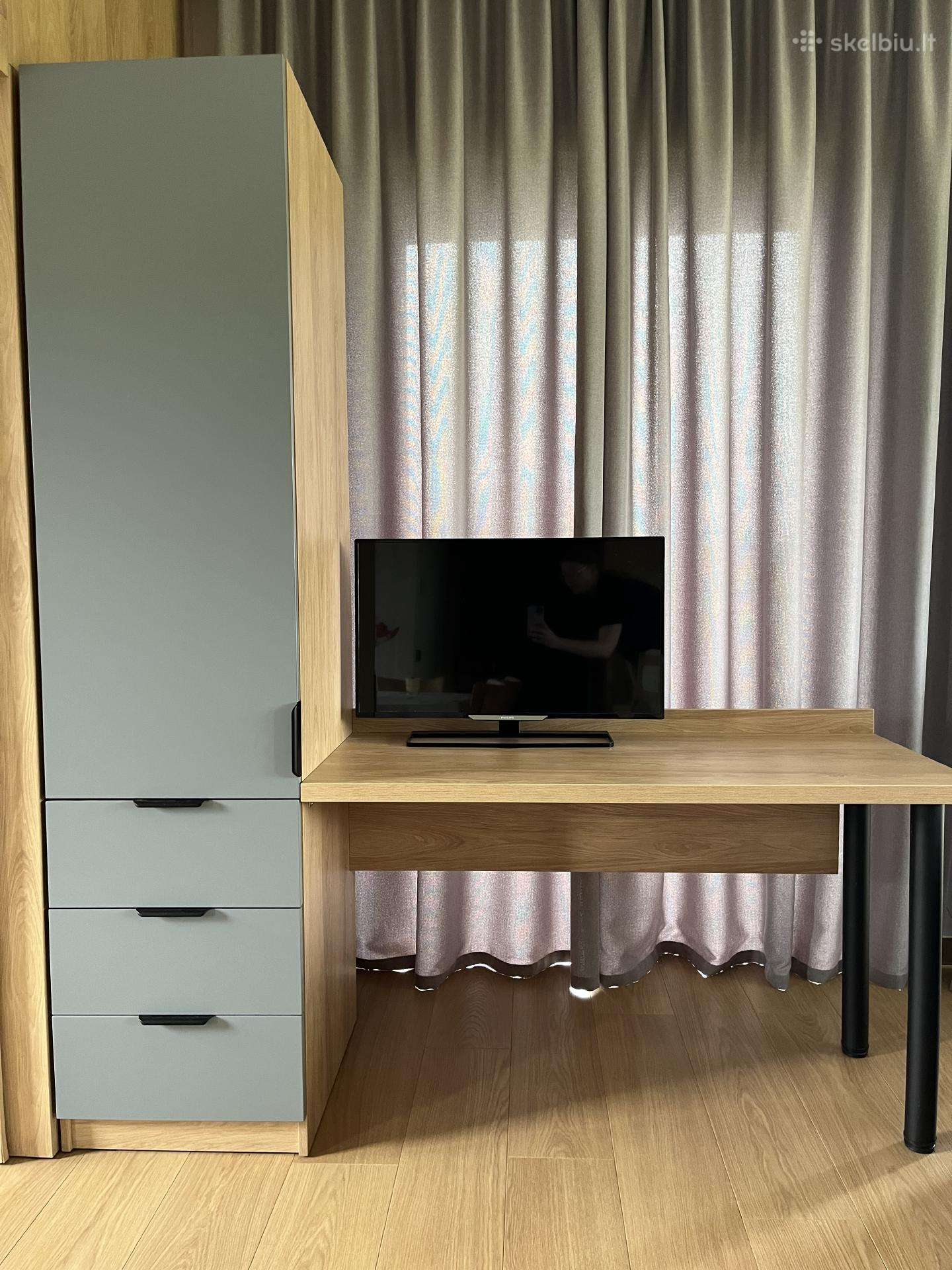 Rašomasis stalas su spintele