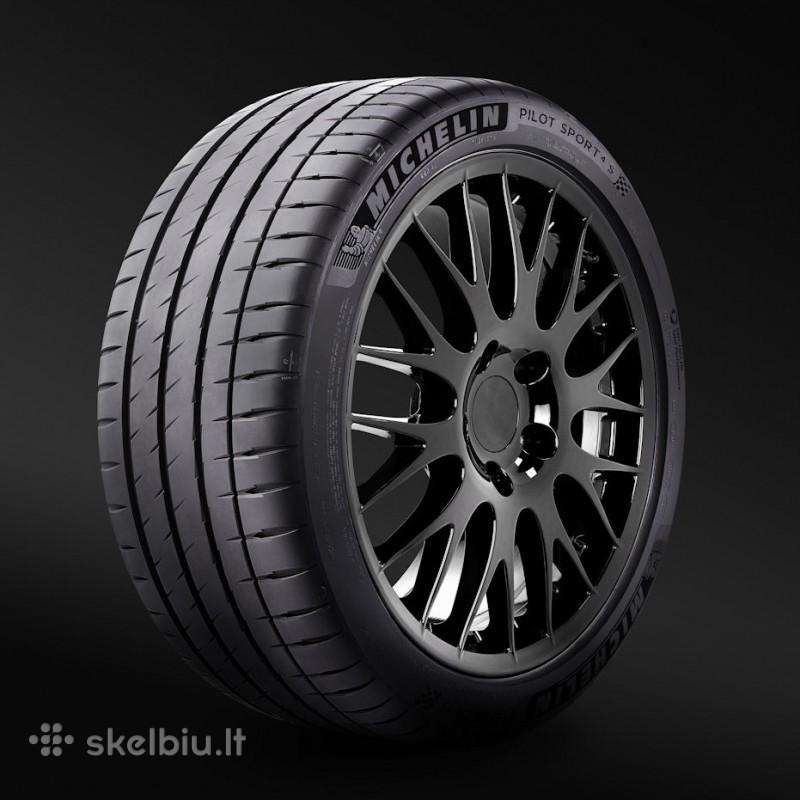 275/35r22 Michelin