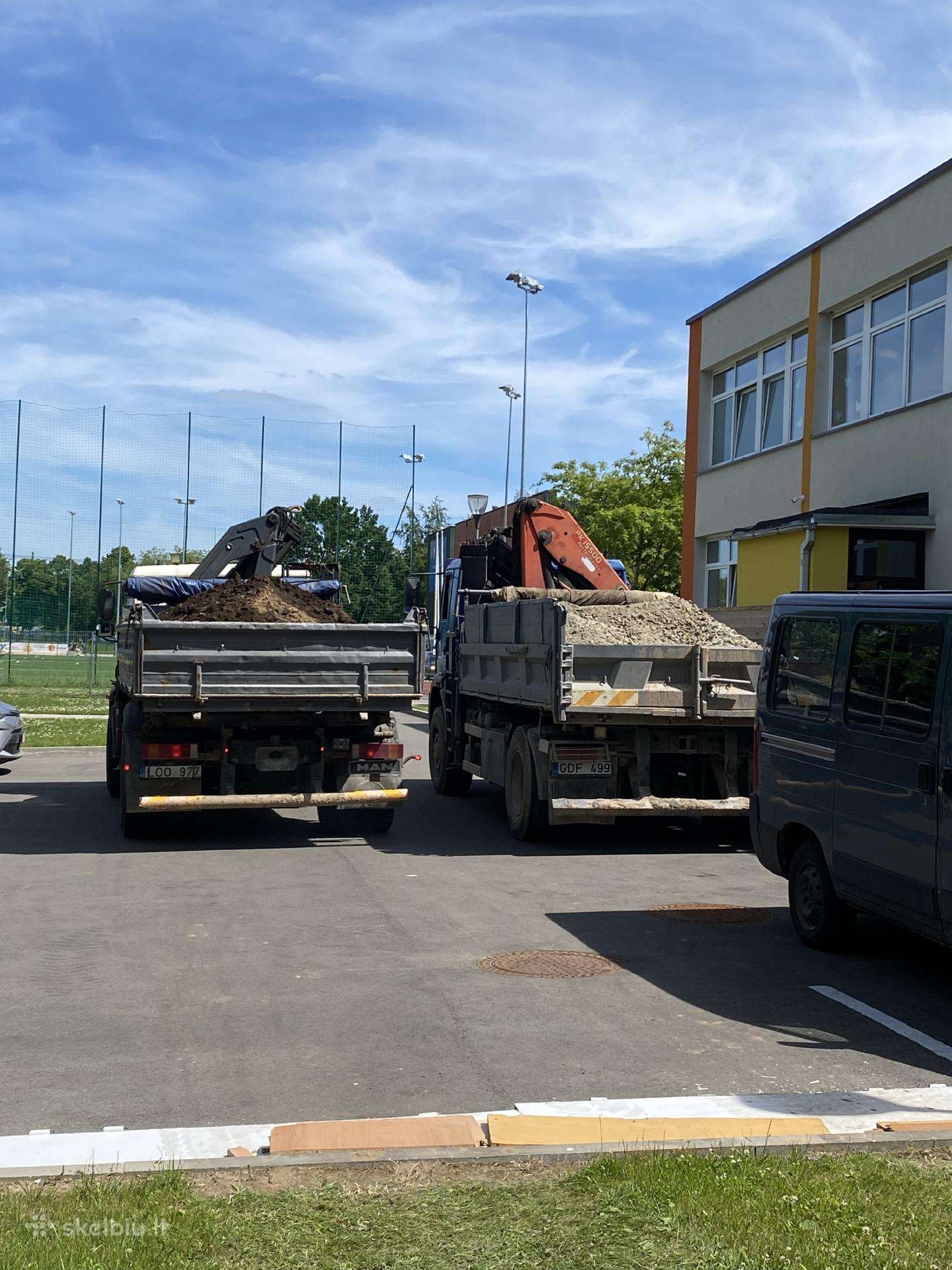 Pristatome žvyrą, smėlį, juodžemį, skaldą.