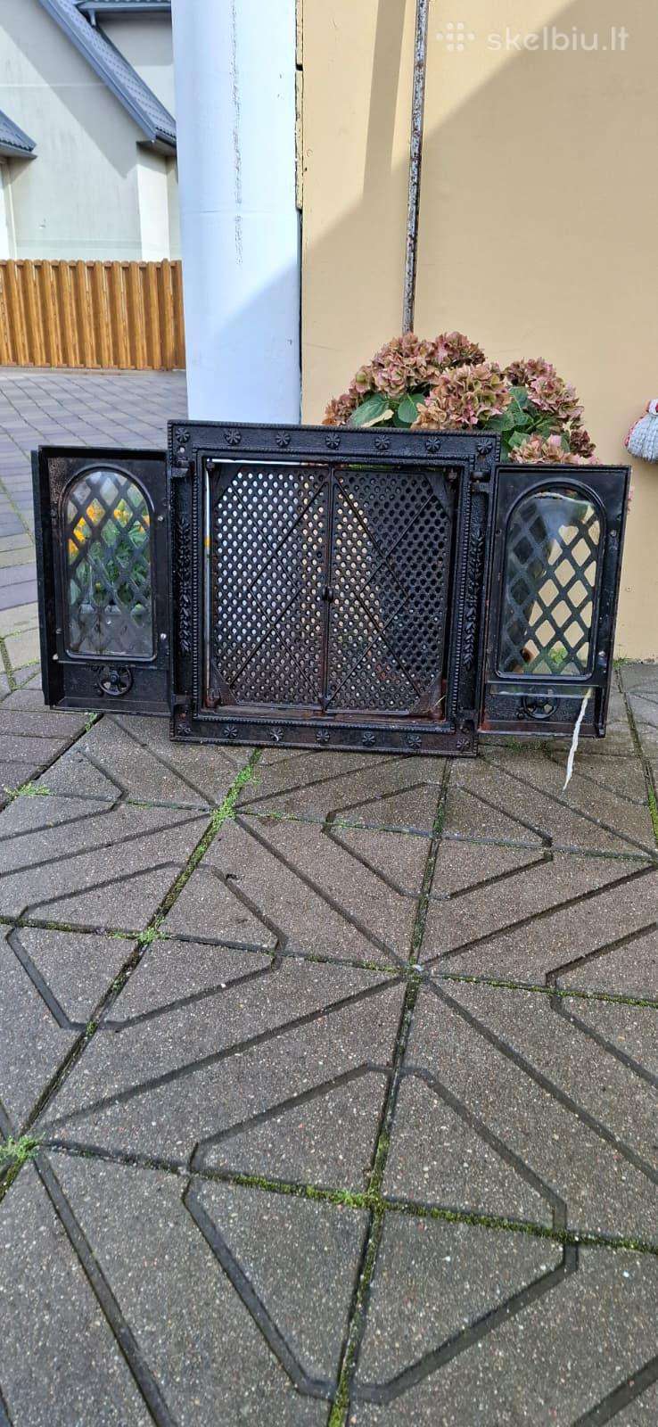 Ketaus židinio / krosnies durelės su rėmu