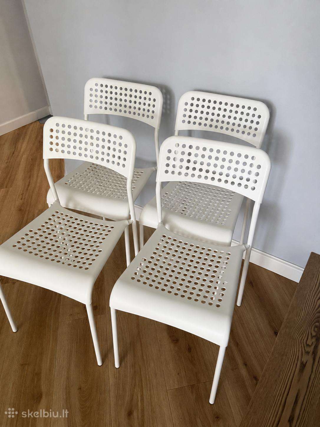 4 naujos kėdės.