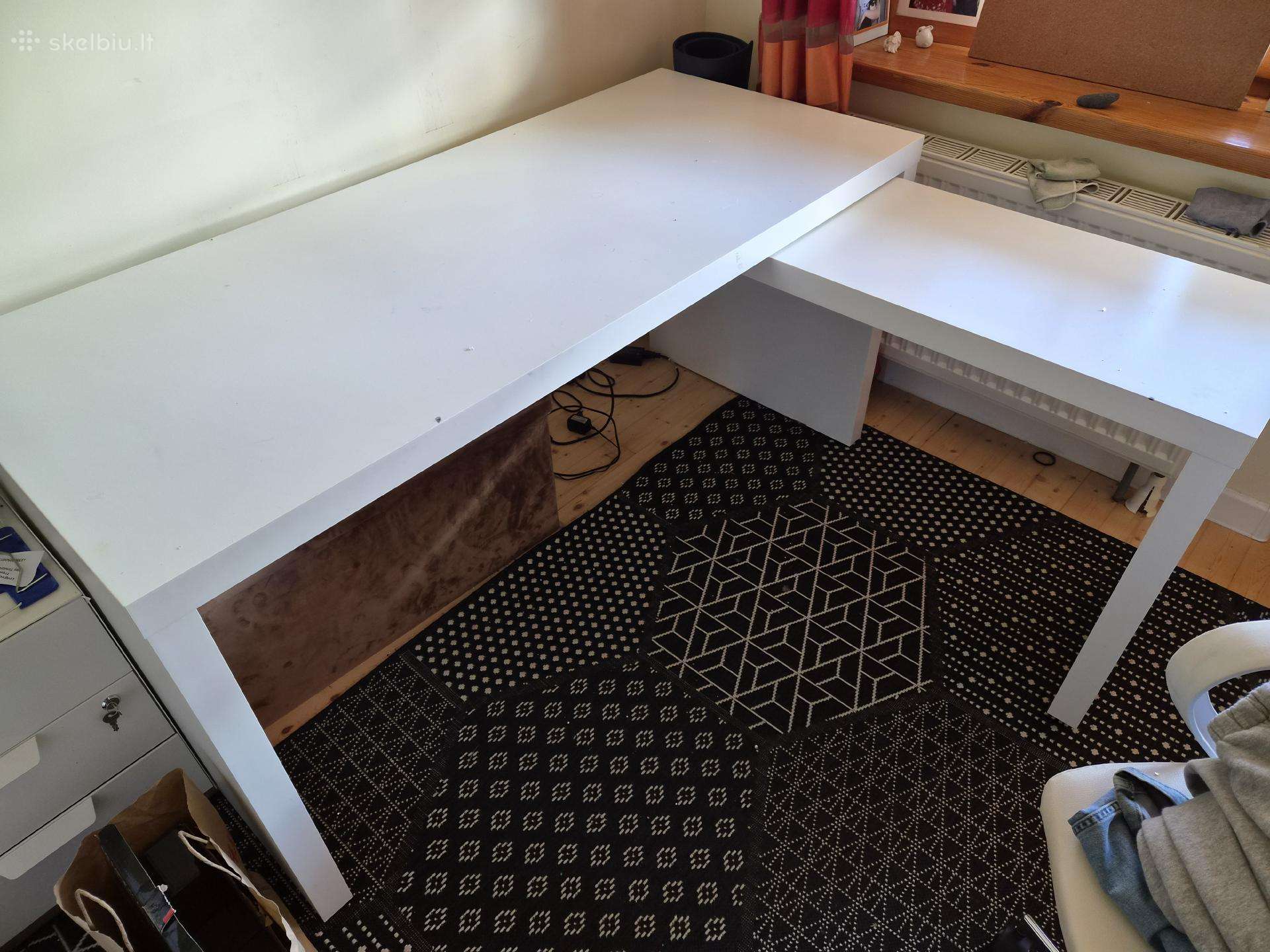 Rašomasis stalas Ikea Malm su ištraukiama dalimi