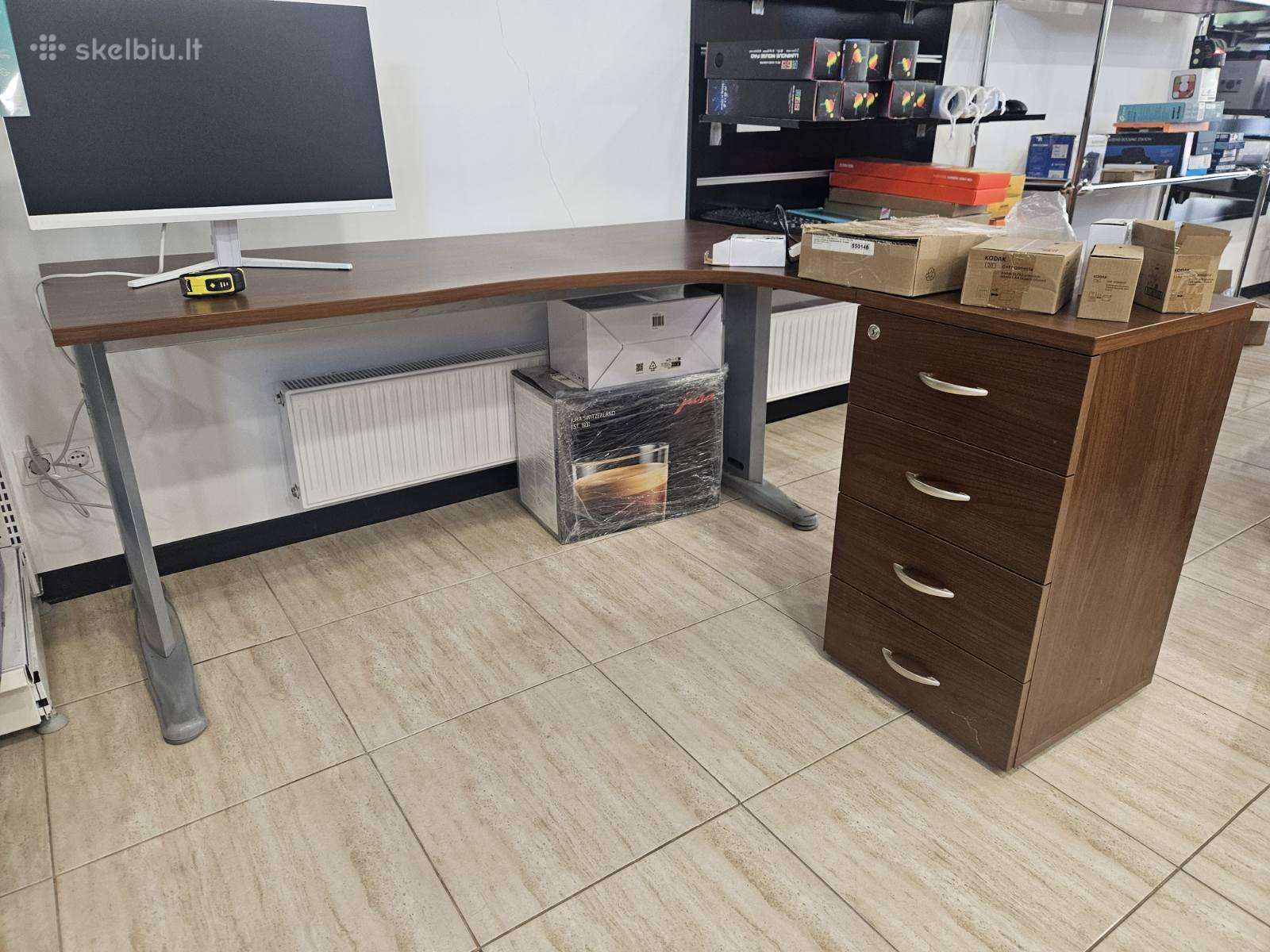 Stalas su stalčiais ir metalinėm kojom