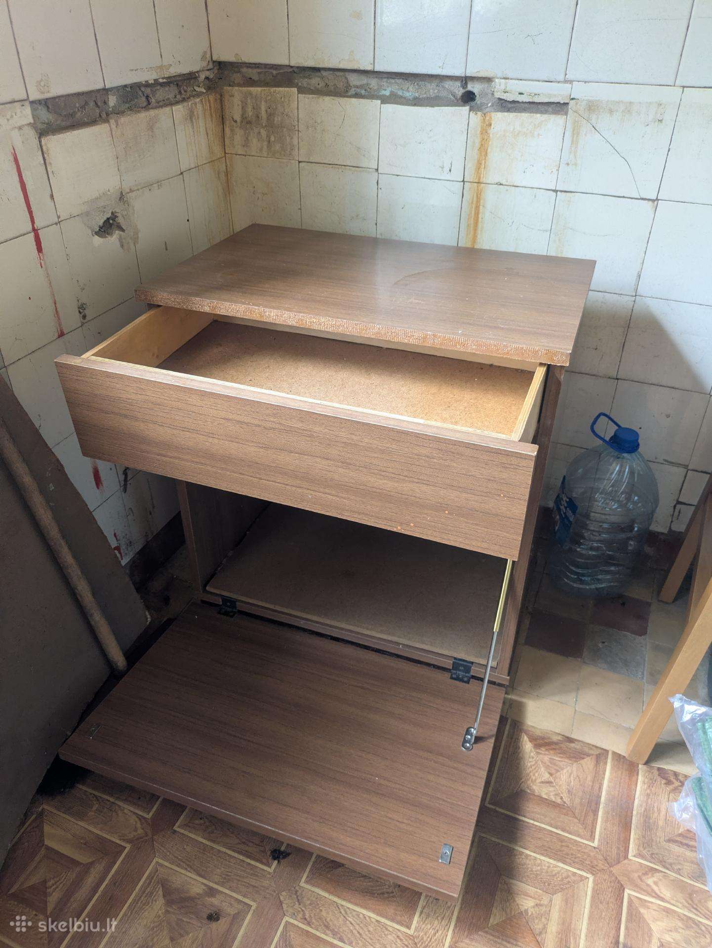Nemokamai atiduodu spintelę