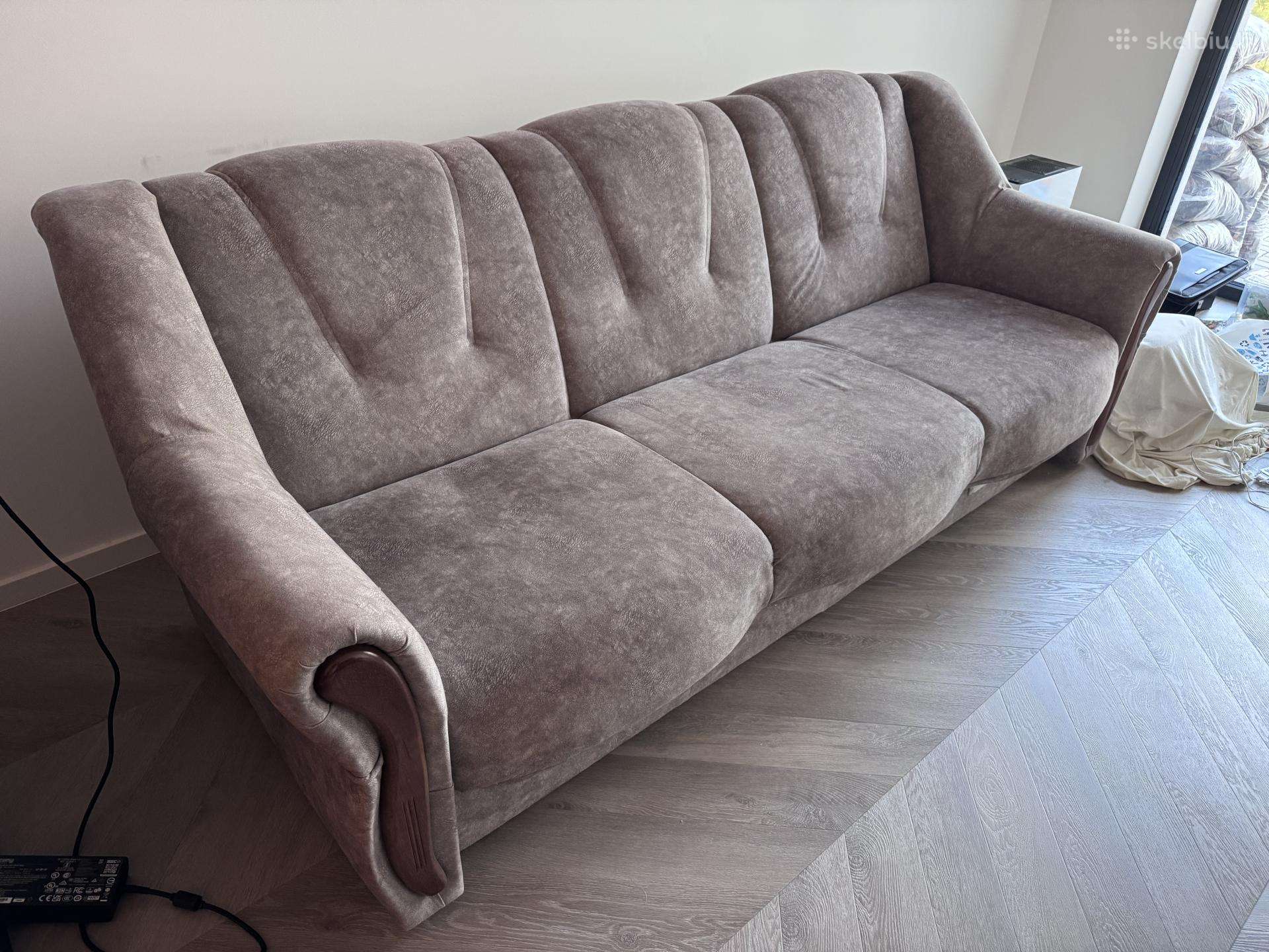 Sofa su stalu