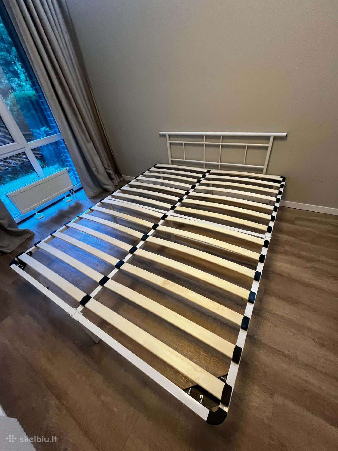 Baltas lovos rėmas