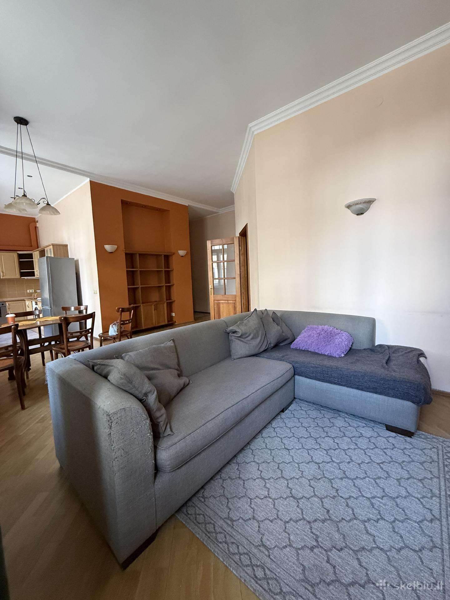 Pilka sofa-kampas