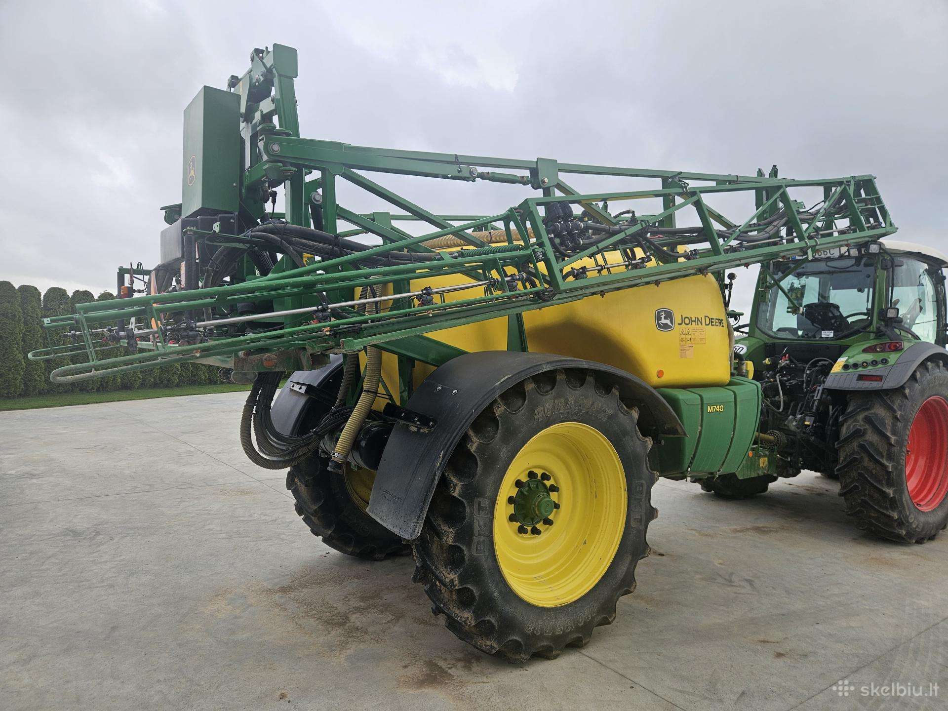 John deere M740i
