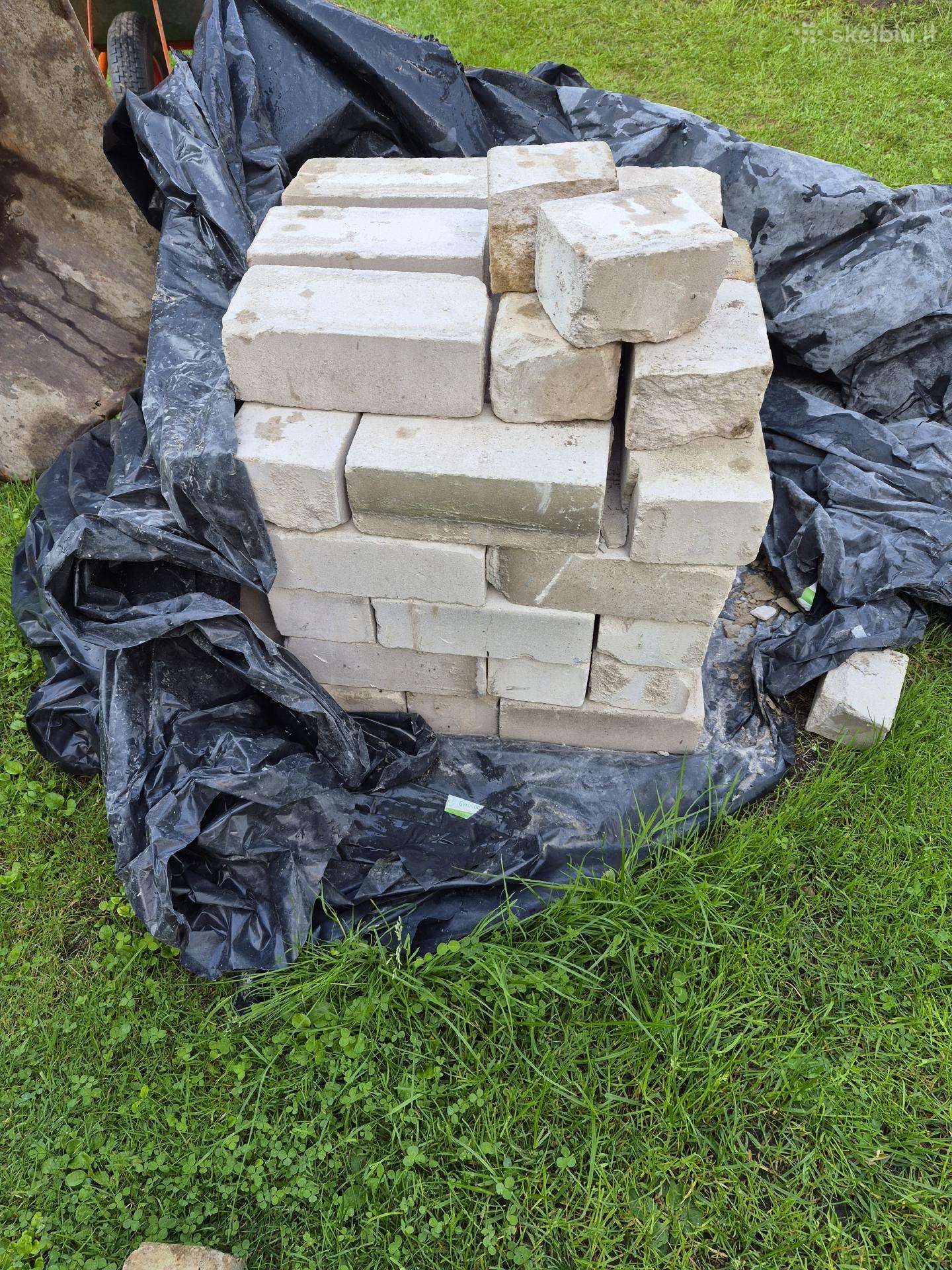 Dovanoju naudotas plytas išvežimui