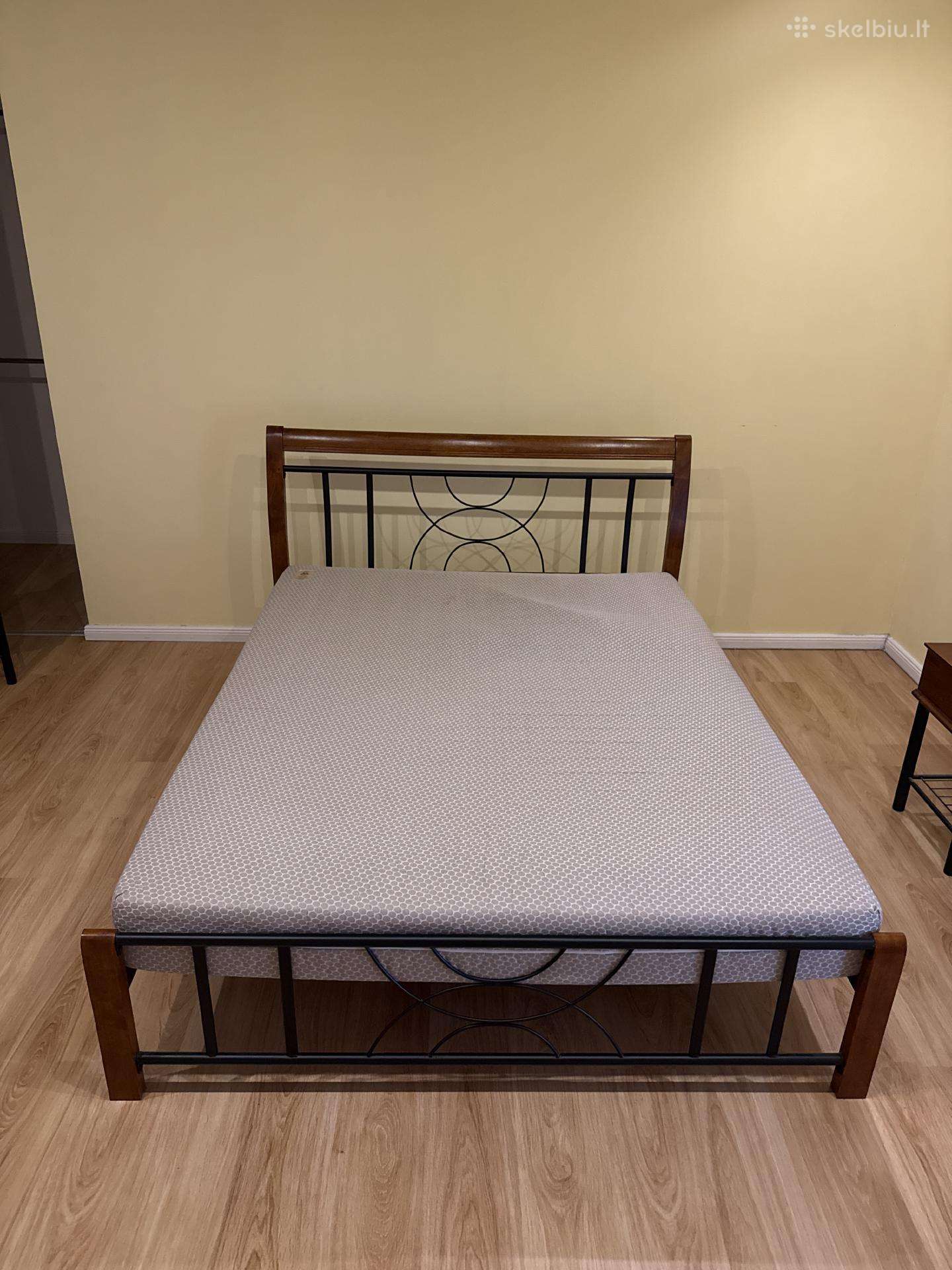 Lova su čiužiniu 160x200