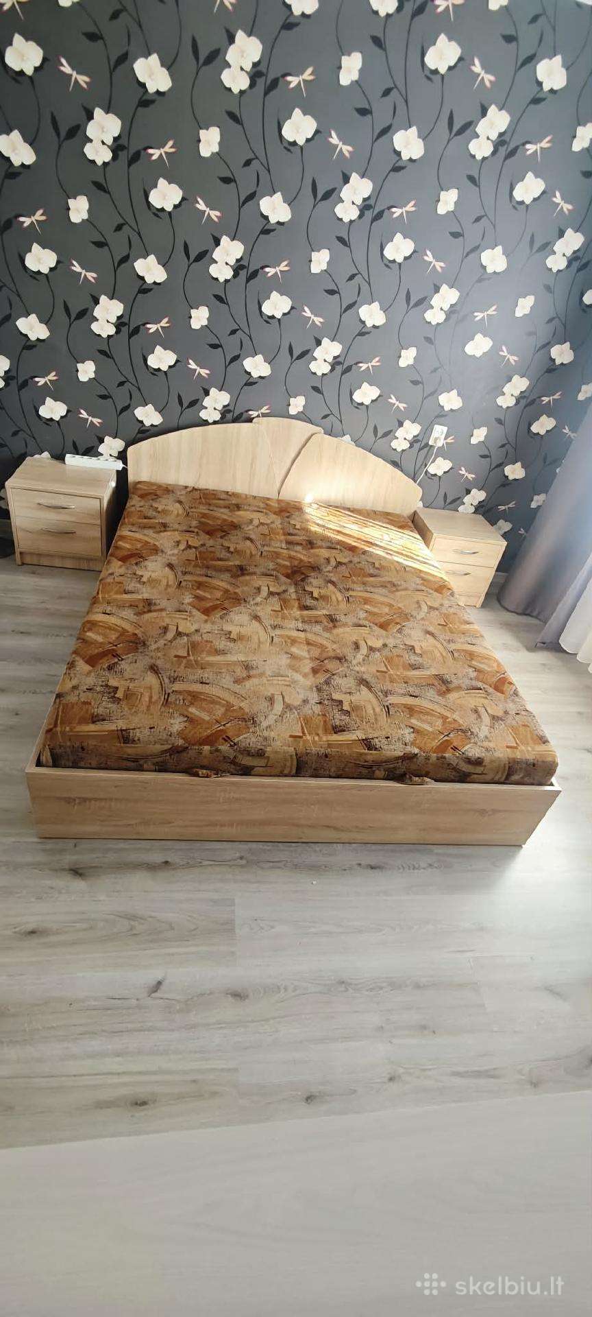 Miegamojo lova su čiužiniu