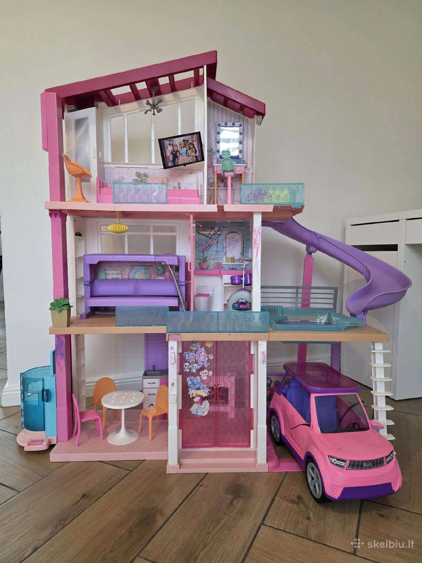 Parduodamas Barbie namas su automobiliu.