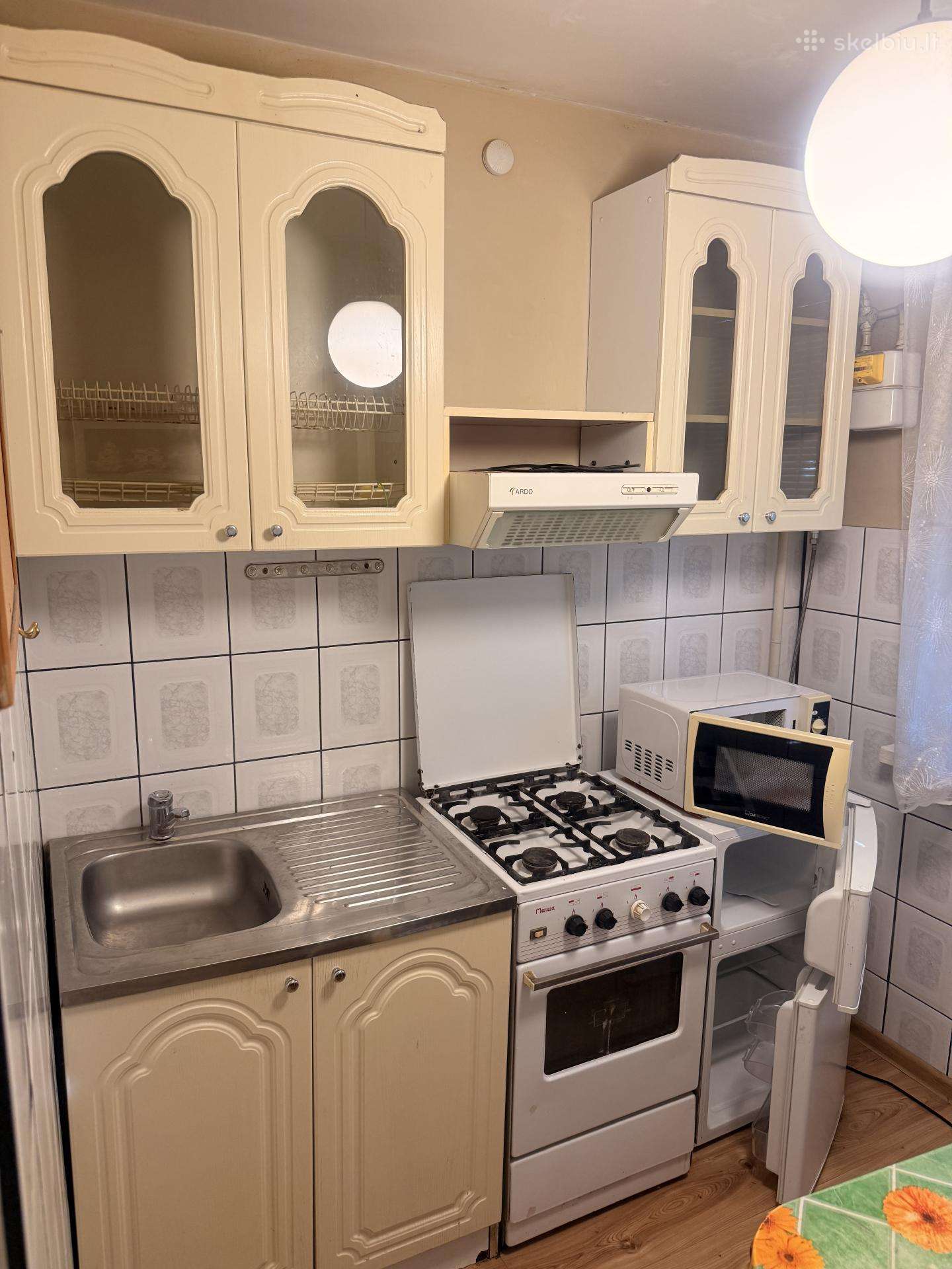 Dovanoju baldus, šaldytuvą, mikrobangų krosnelę