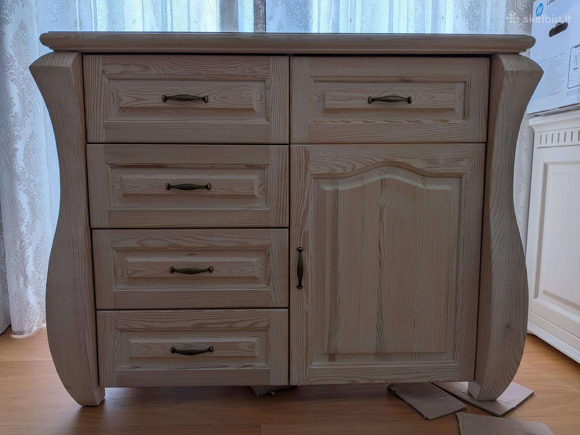 Parduodamas pušinis miegamojo komplektas 1160€