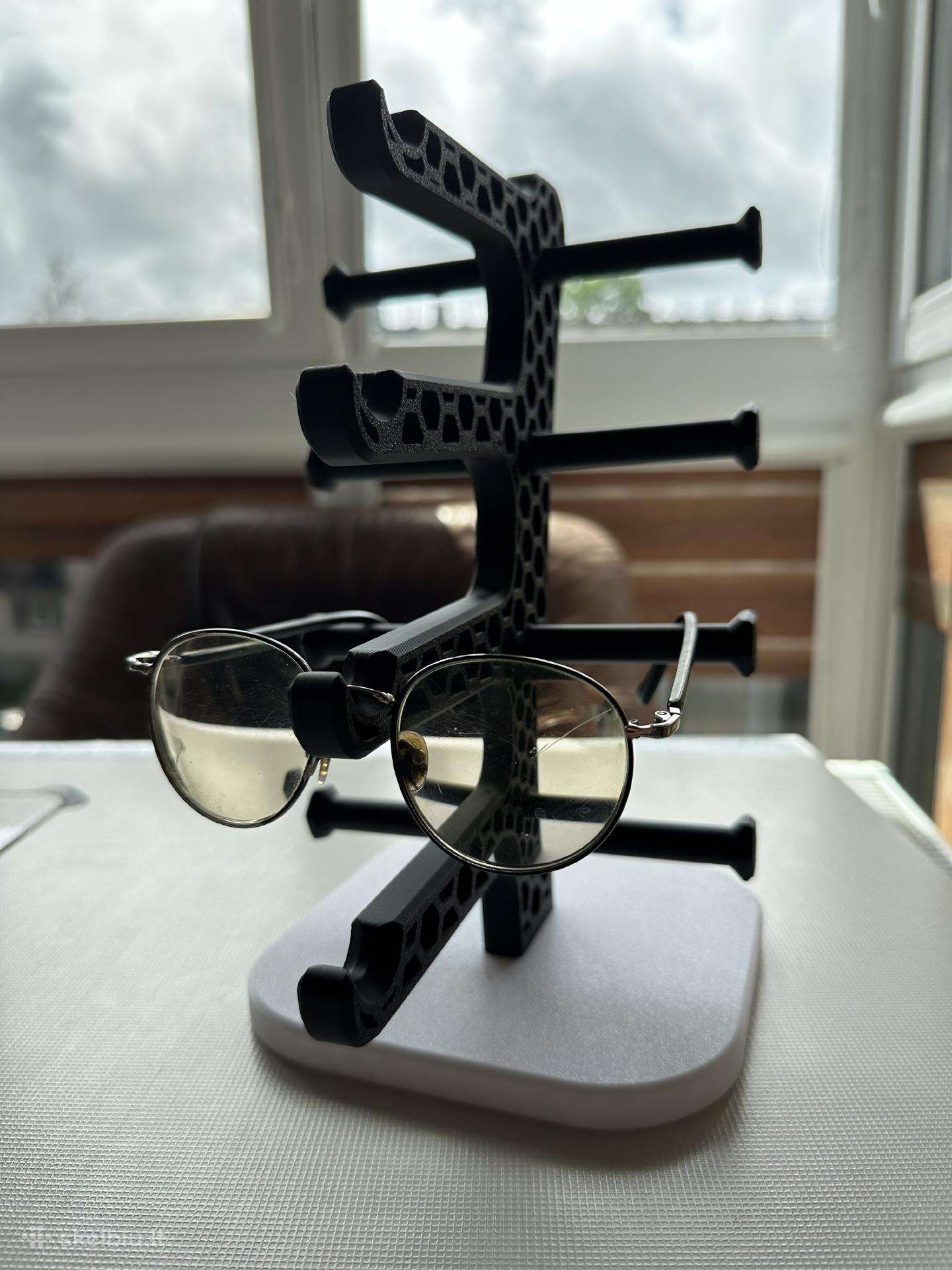 Akinių laiklis atspausdintas su 3D