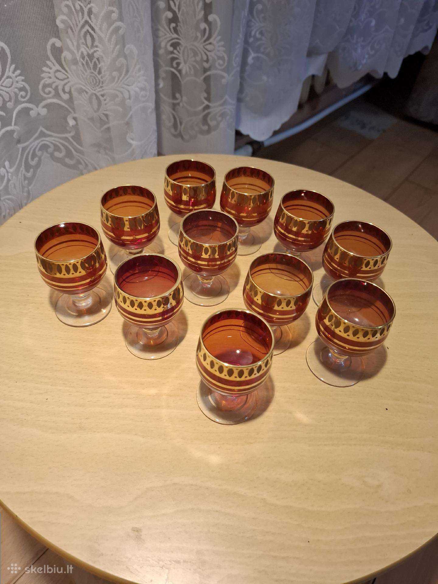 Vintažinės raudono stiklo taurelės su aukso dekoru