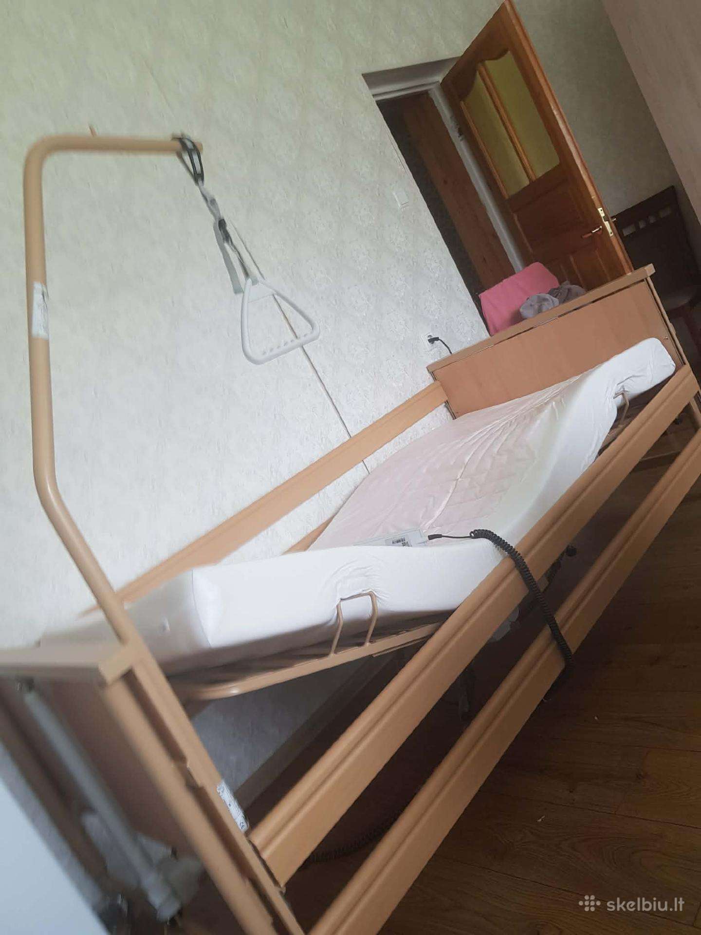 Elektrinė lova su čiužiniu nuo pragulų.