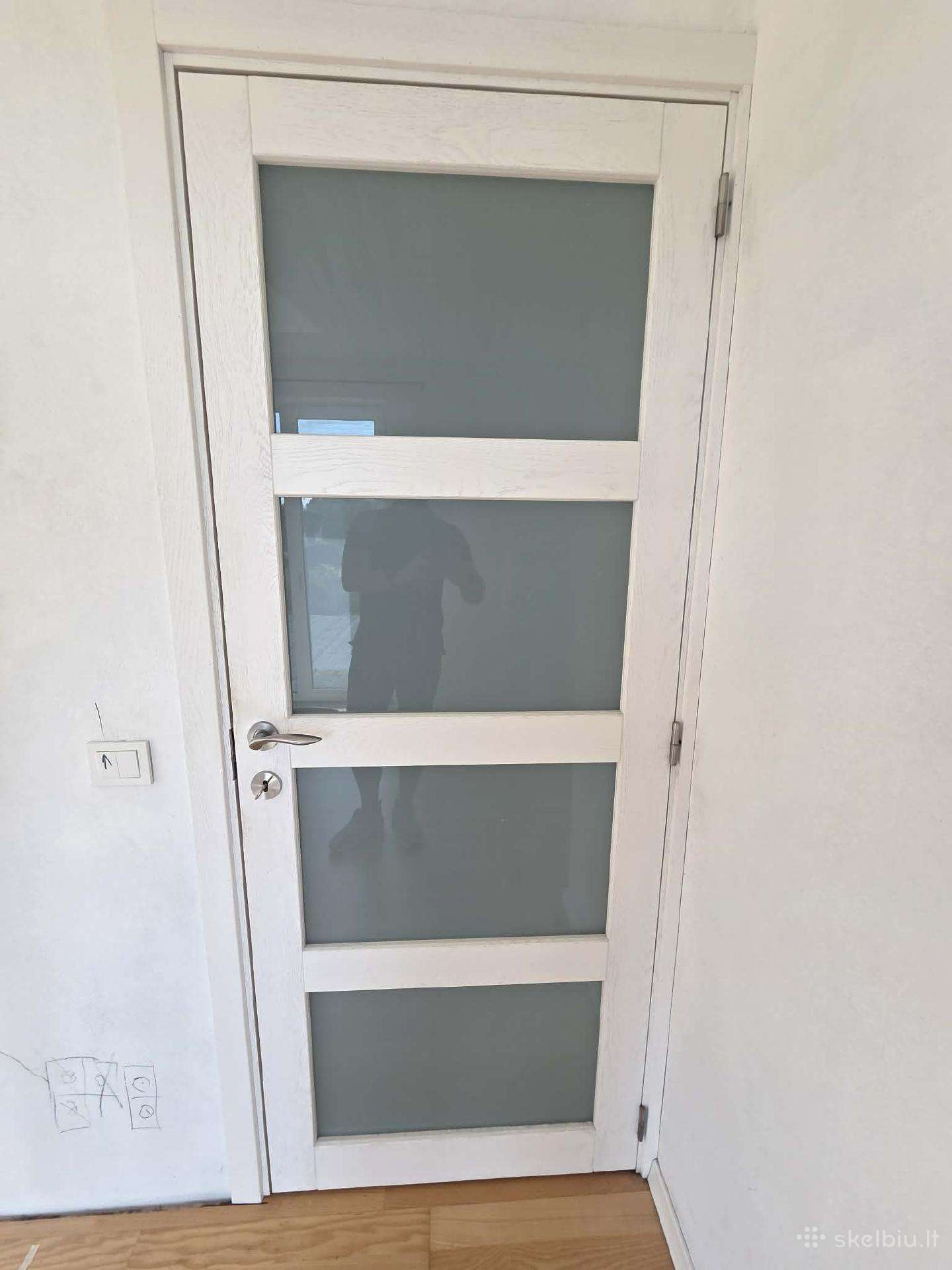 Medines baltos vidaus durys su stiklais