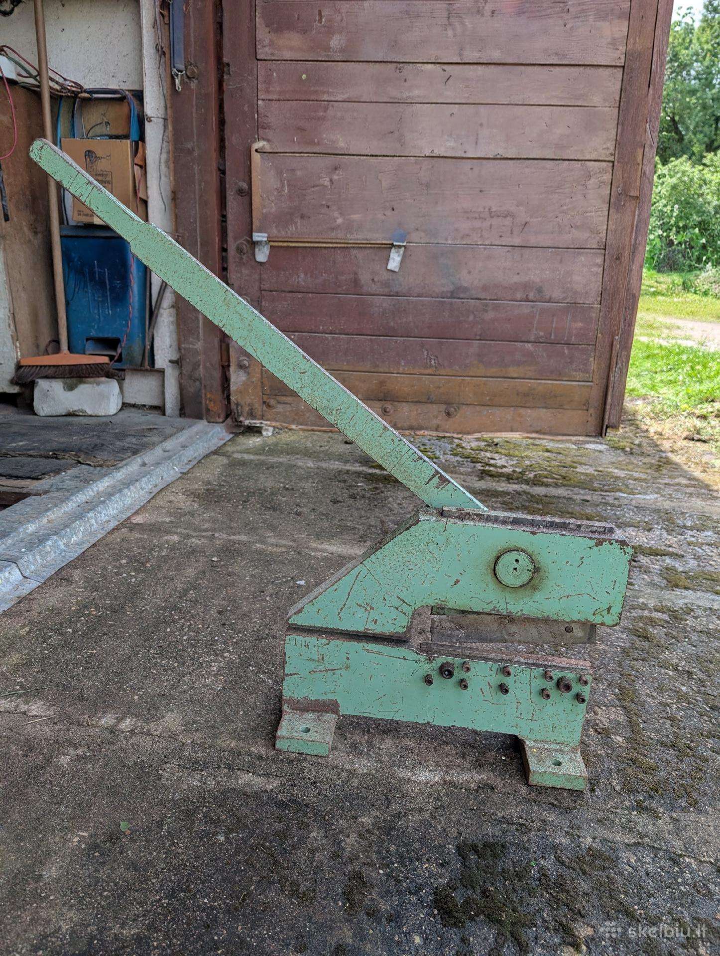 Parduodamos žirklės metalui kirpti