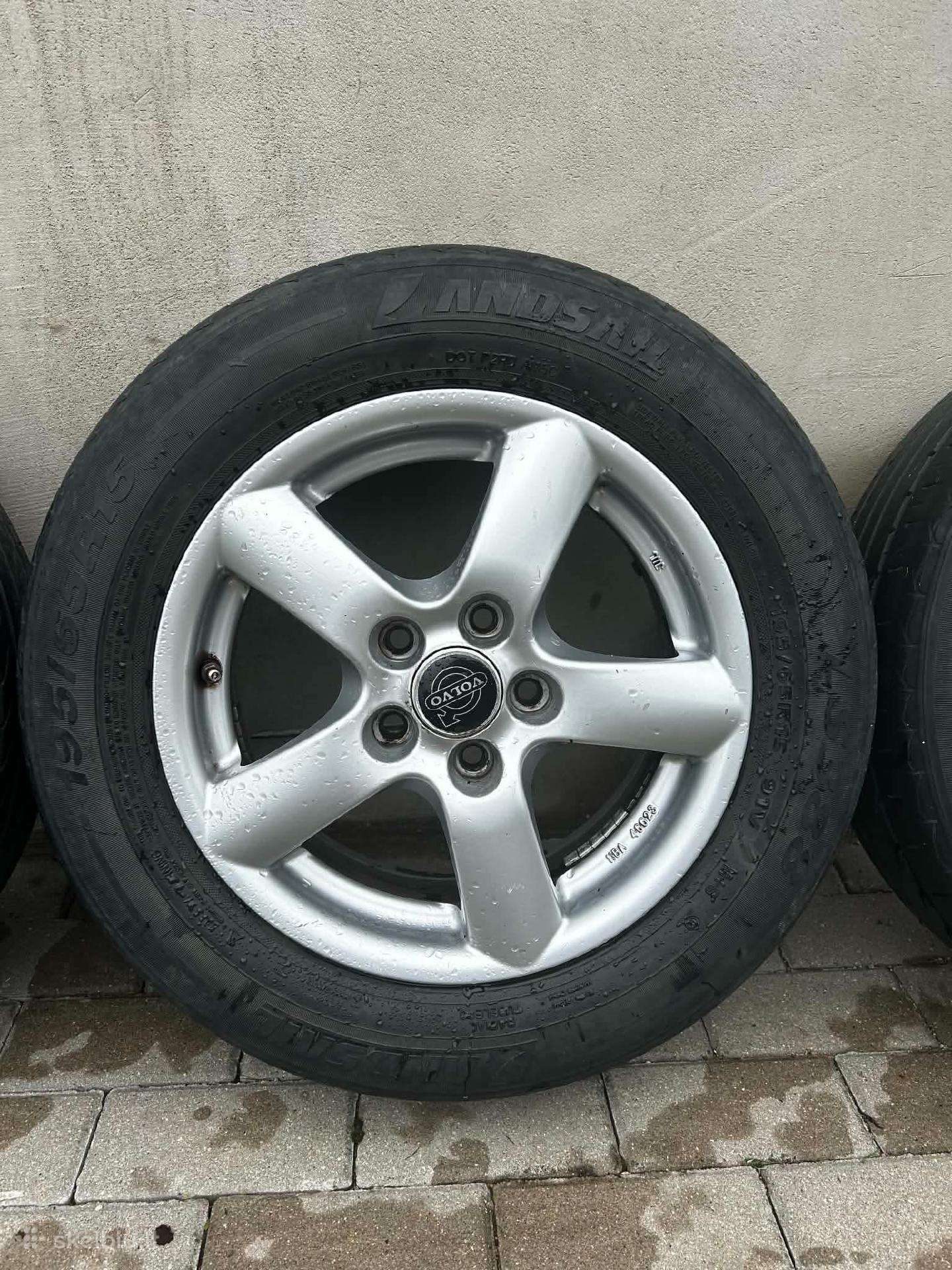 Parduodamas tvarkingas Volvo ratlankių komplektas