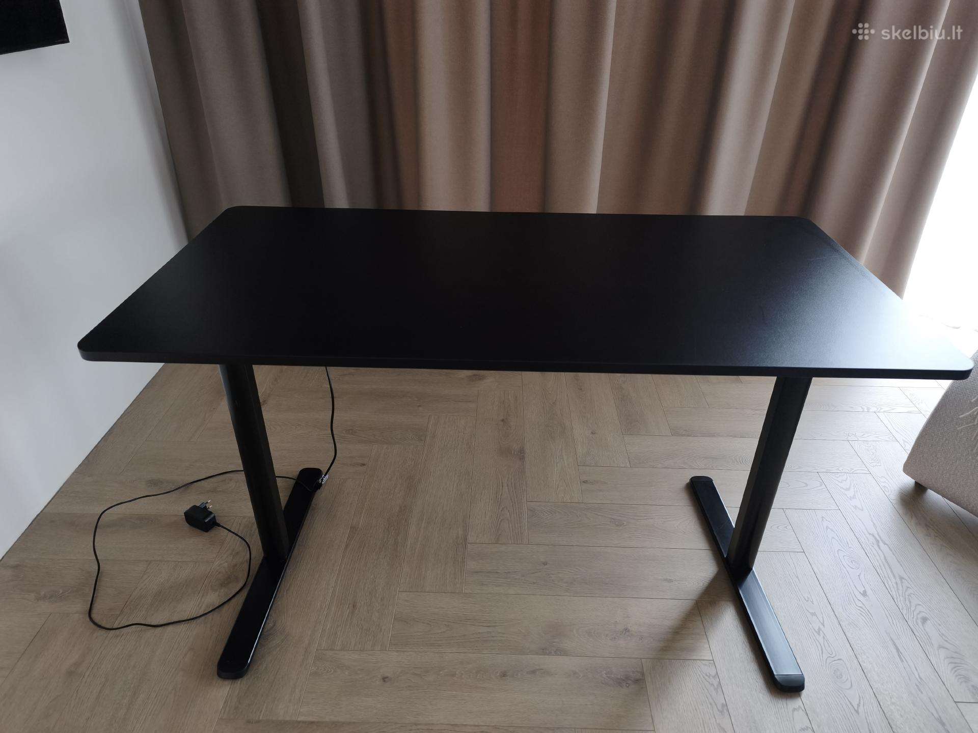 Elektriniu būdu reguliuojamo aukščio stalas