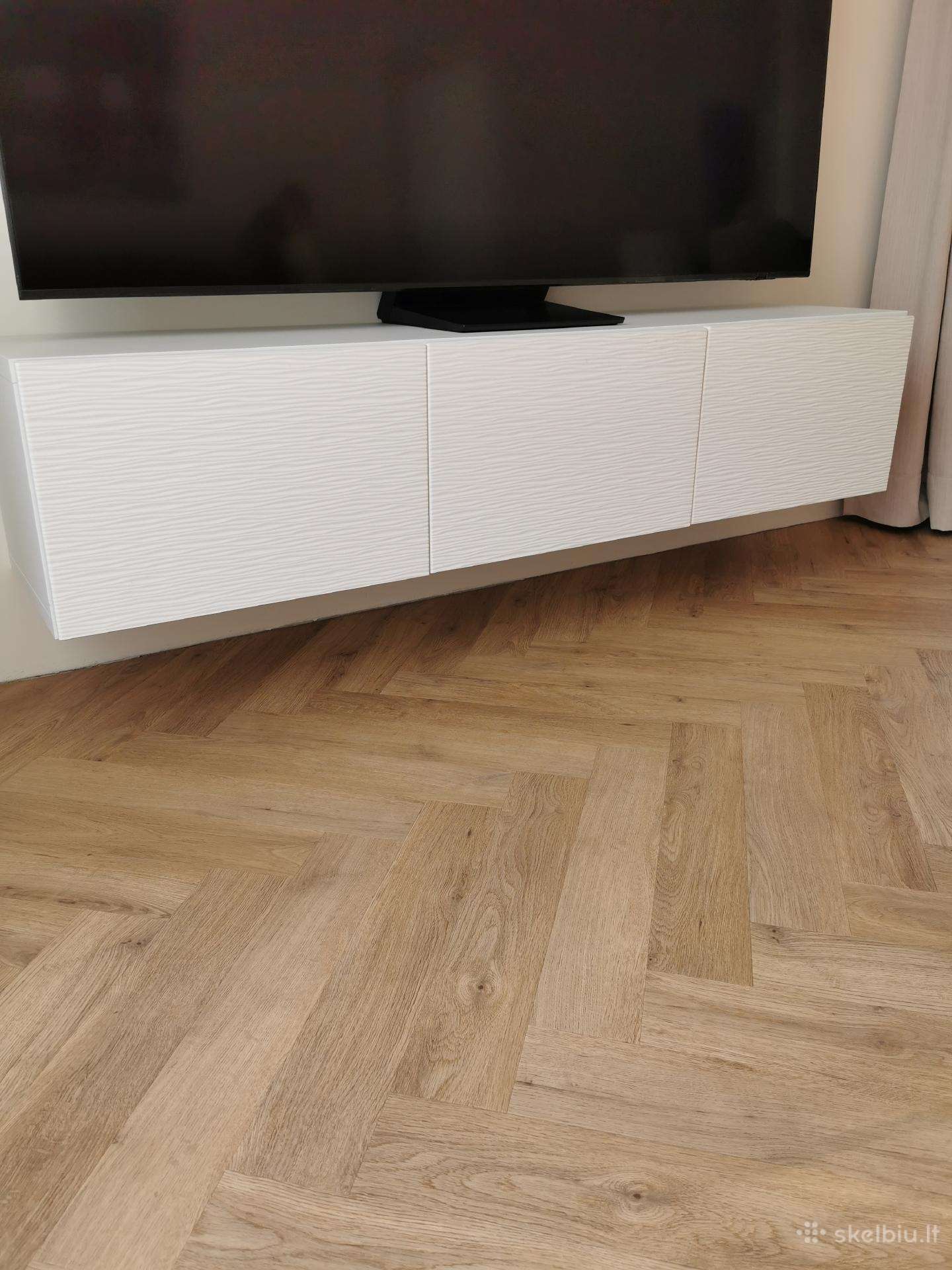 Pakaninama TV spintelė 180x42x38 su bangelėmis