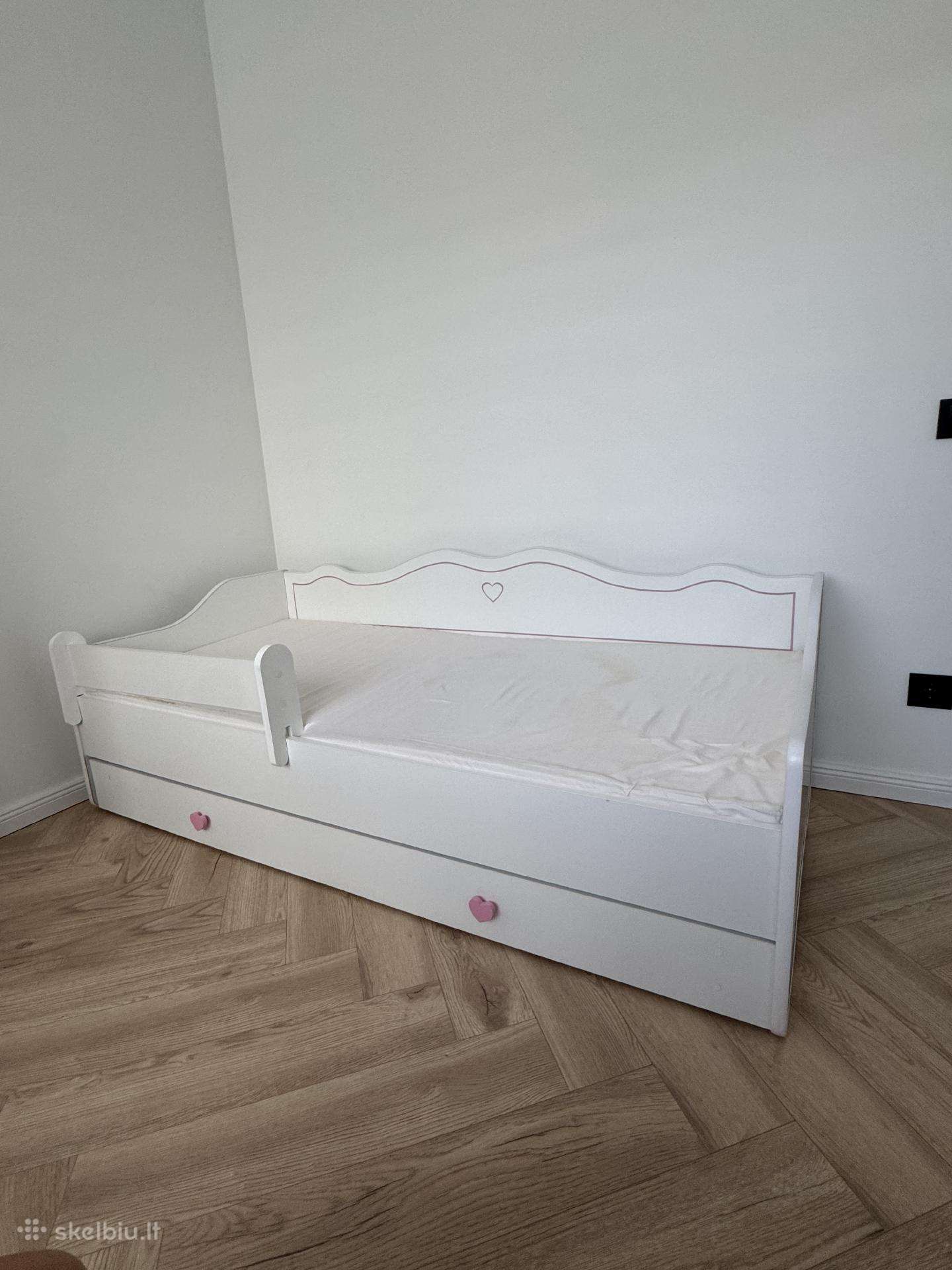 Lova su čiužiniu
